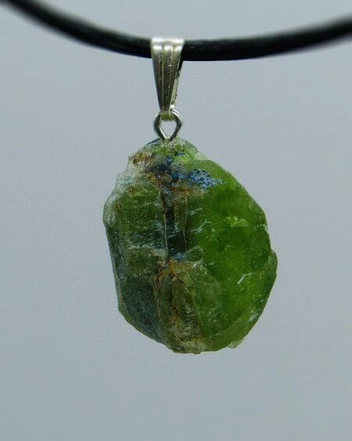 OneWorldMinerals Peridot roh, Edelstein - Schmuckanhänger, mit Silberöse