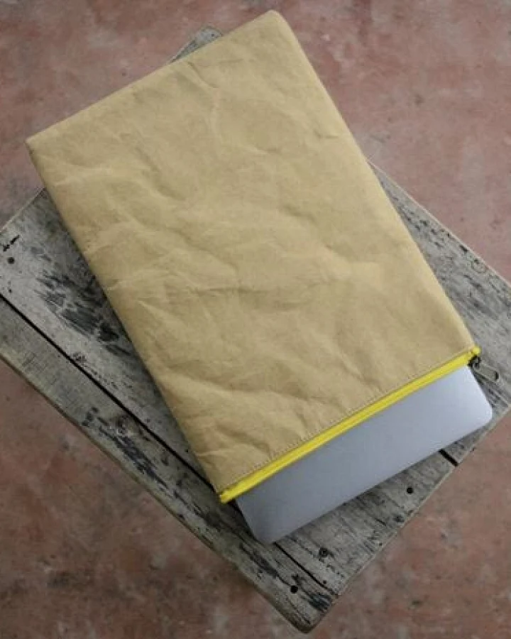 BY COPALA Gefütterte 13–14 Zoll Laptoptasche aus waschbarem Kraftpapier (Vegan-Leder-Optik) mit gelbem Zipper – Nachhaltige wasserabweisende Hülle für MacBook, Dell, HP, Lenovo