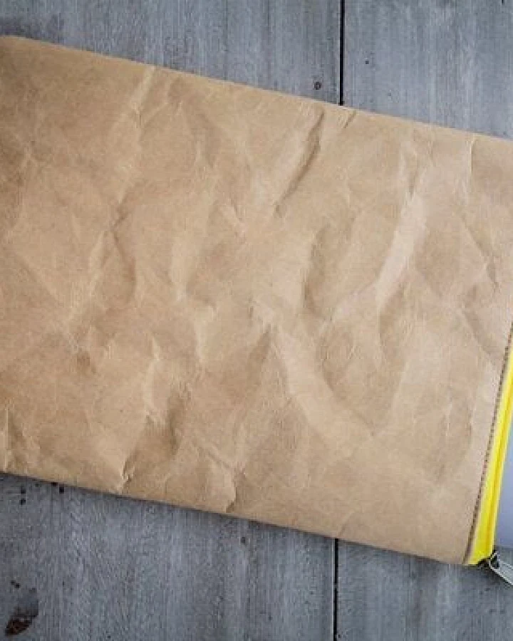 BY COPALA Gefütterte 13–14 Zoll Laptoptasche aus waschbarem Kraftpapier (Vegan-Leder-Optik) mit gelbem Zipper – Nachhaltige wasserabweisende Hülle für MacBook, Dell, HP, Lenovo