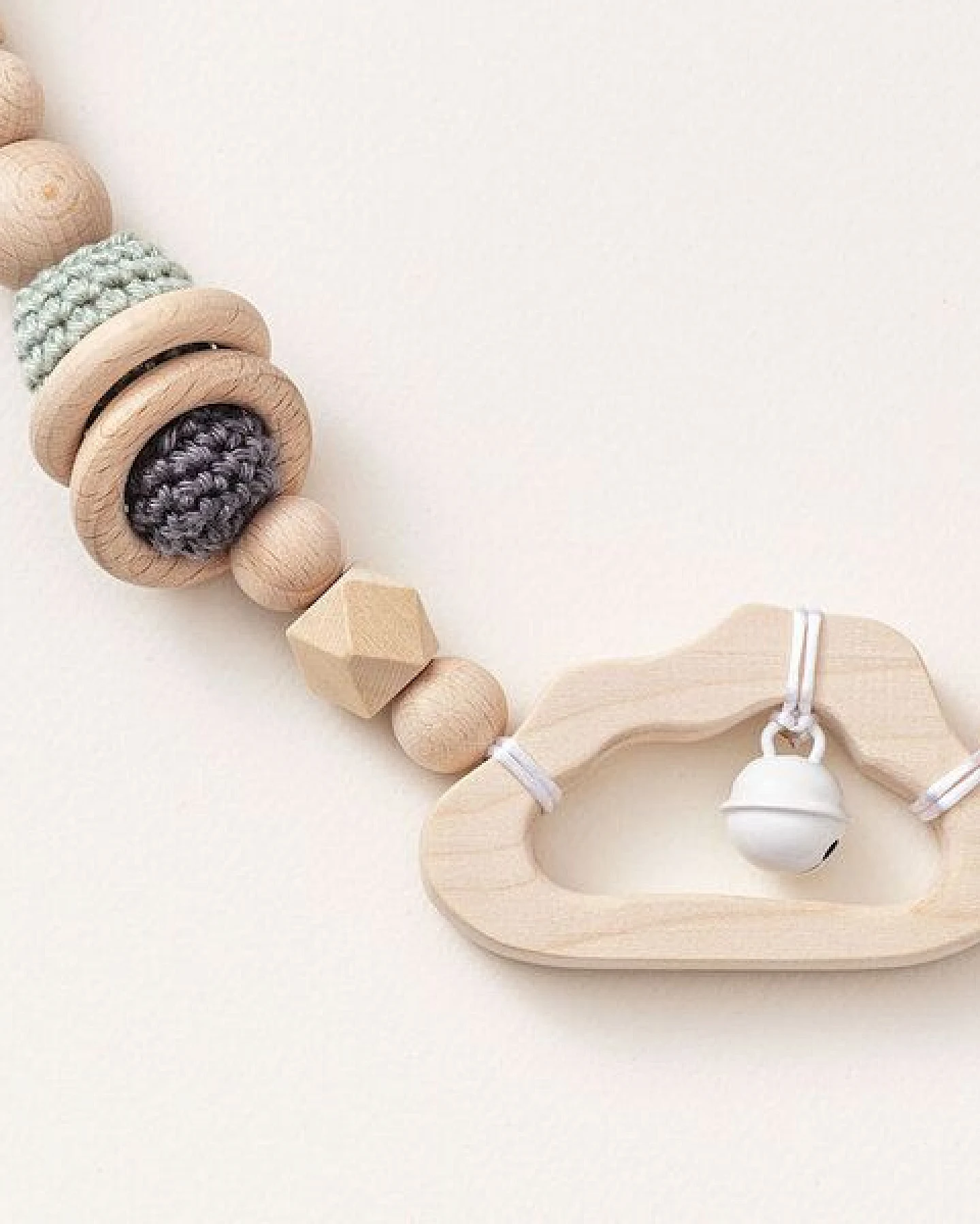 NoniKids Berlin Kinderwagenkette Holz *Wolke Glocke* 2 Farben – Ansicht 2