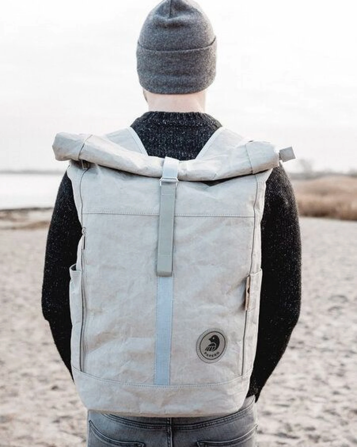 PAPERO Rucksack aus Papier – Rolltop Rucksack Damen Herren mit Laptopfach – wasserfest & robust – vegan & nachhaltig – minimalistisch – leicht & stylisch – FSC zertifiziert – Unisex Tagesrucksack 28L – Ansicht 3