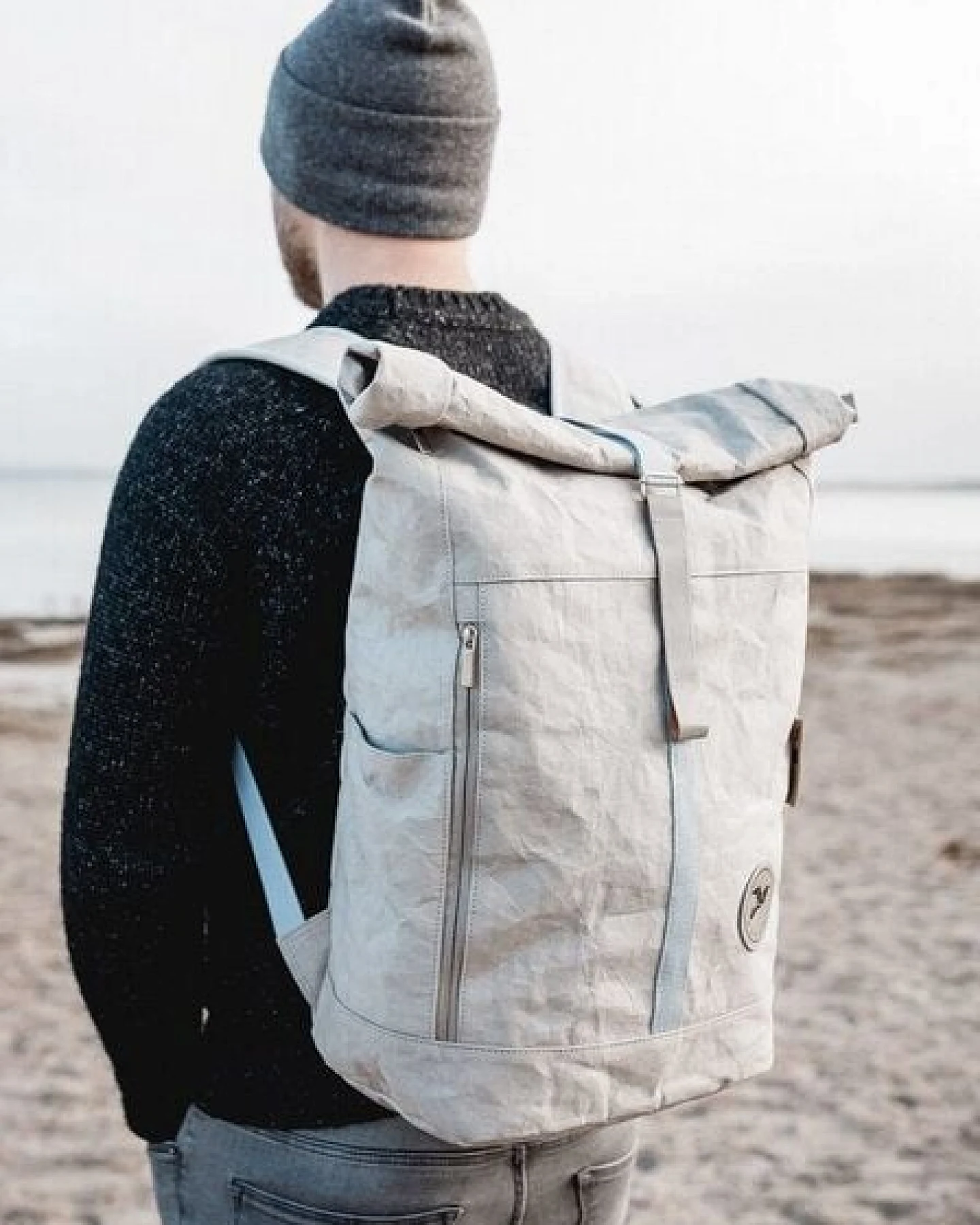 PAPERO Rucksack aus Papier – Rolltop Rucksack Damen Herren mit Laptopfach – wasserfest & robust – vegan & nachhaltig – minimalistisch – leicht & stylisch – FSC zertifiziert – Unisex Tagesrucksack 28L – Ansicht 4