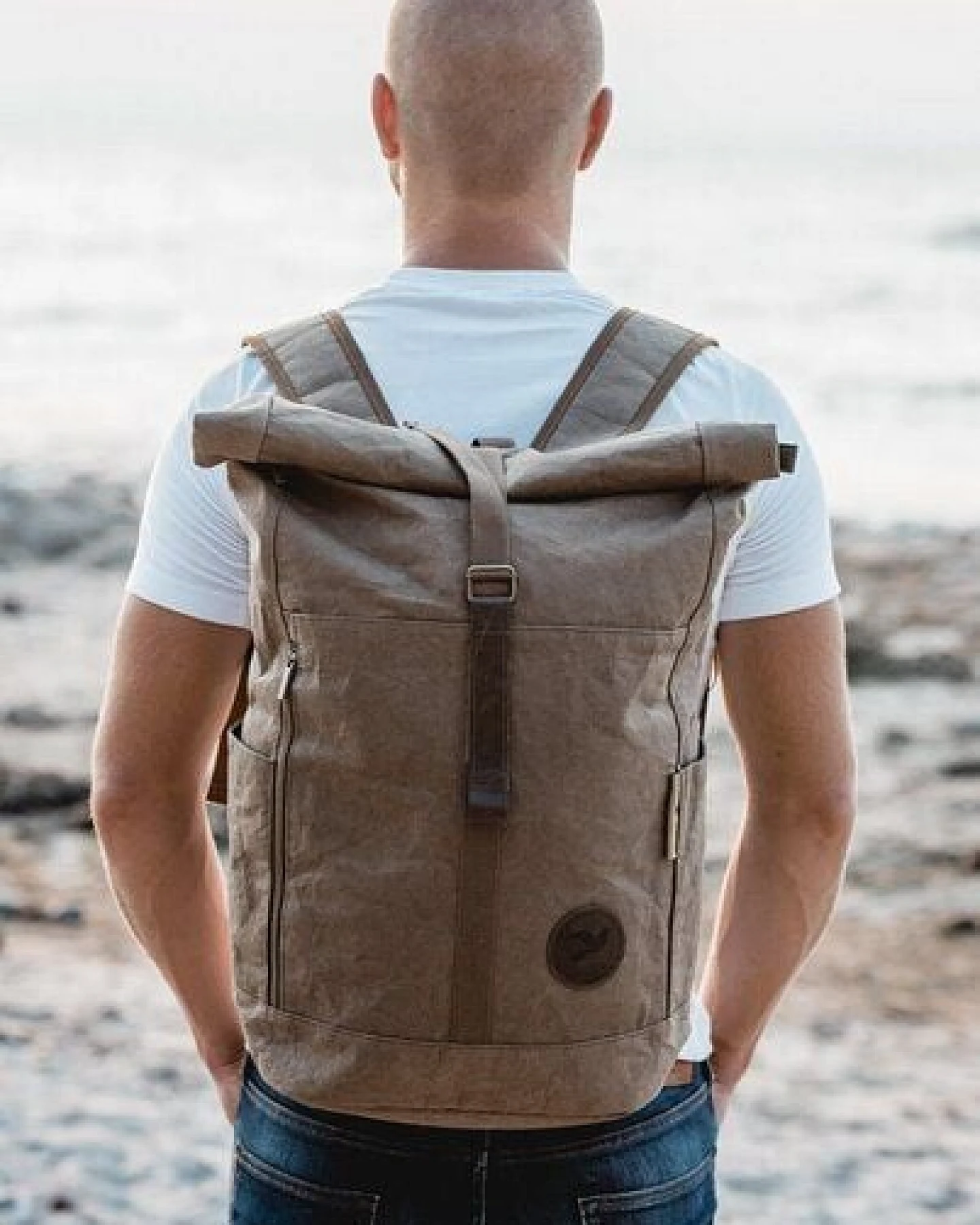 PAPERO Rucksack aus Papier – Rolltop Rucksack Damen Herren mit Laptopfach – wasserfest & robust – vegan & nachhaltig – minimalistisch – leicht & stylisch – FSC zertifiziert – Unisex Tagesrucksack 28L – Ansicht 2
