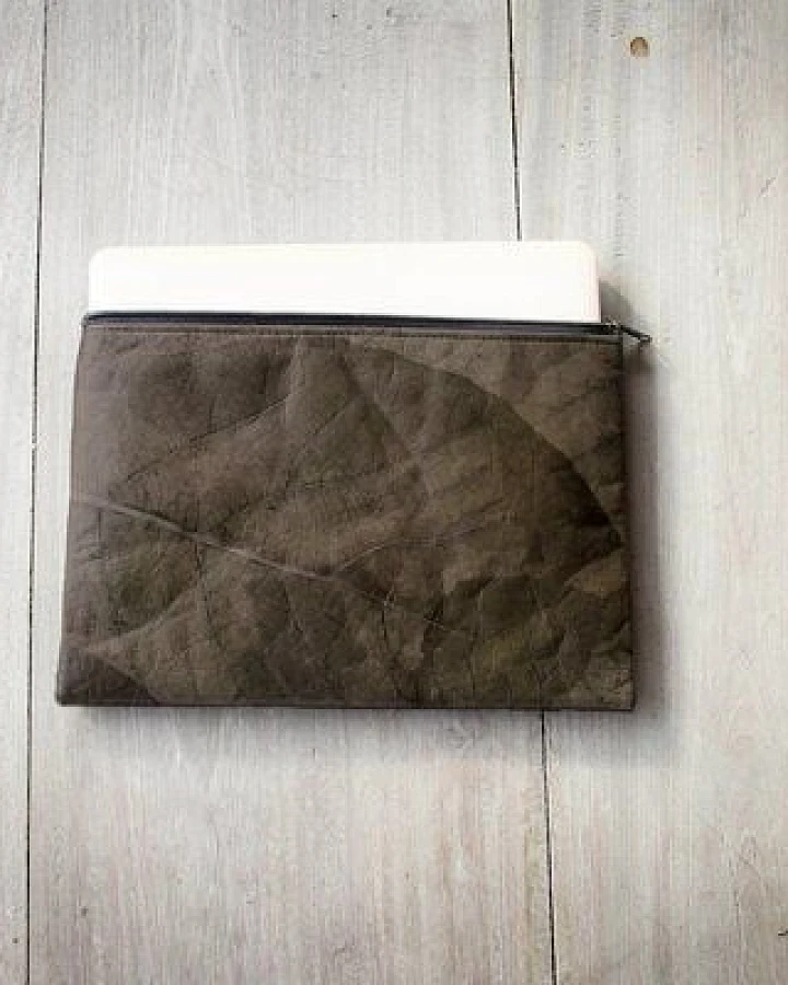 BY COPALA Gefütterte nachhaltige Laptop Hülle 13–14 Zoll aus Blattleder – Handgenähte vegane Laptoptasche, wasserabweisendes Laptop Case, Unikat für MacBook Air & Pro in grau - metallic / dunkelbraun