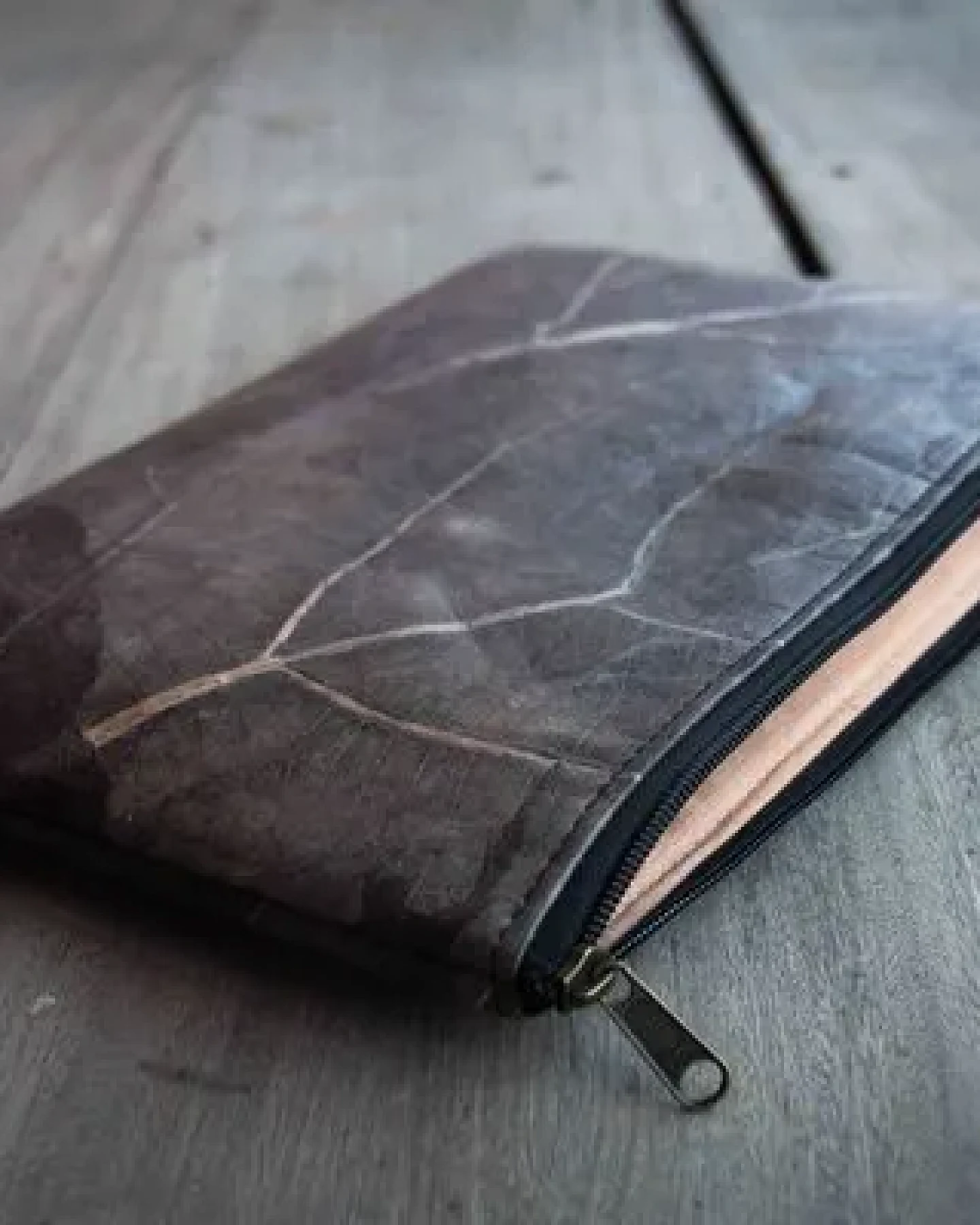 BY COPALA Gefütterte nachhaltige Laptop Hülle 13–14 Zoll aus Blattleder – Handgenähte vegane Laptoptasche, wasserabweisendes Laptop Case, Unikat für MacBook Air & Pro in grau - metallic / dunkelbraun – Ansicht 2