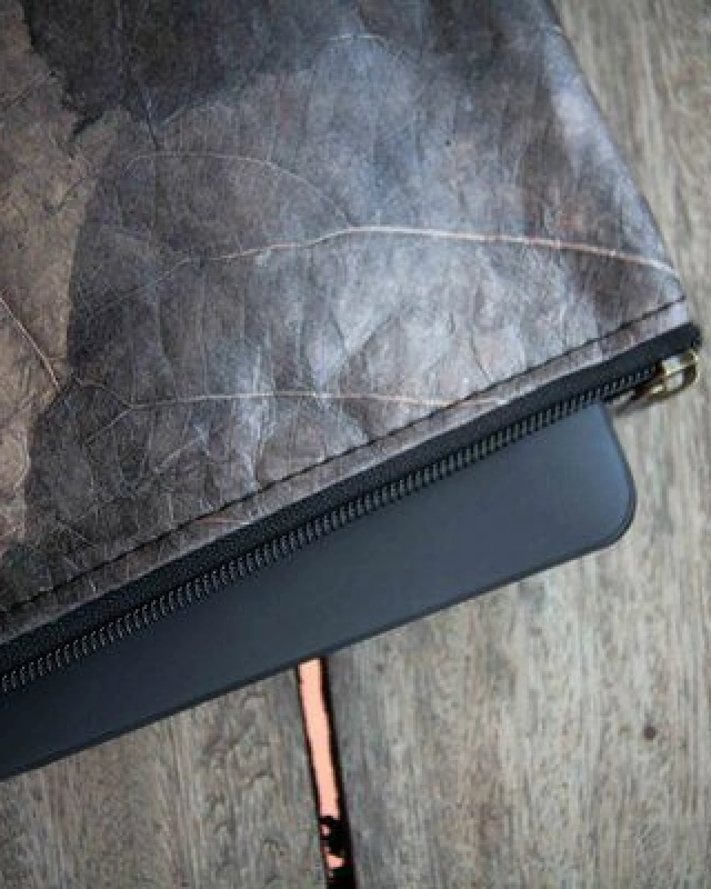 BY COPALA Gefütterte nachhaltige Laptop Hülle 13–14 Zoll aus Blattleder – Handgenähte vegane Laptoptasche, wasserabweisendes Laptop Case, Unikat für MacBook Air & Pro in grau - metallic / dunkelbraun – Ansicht 3