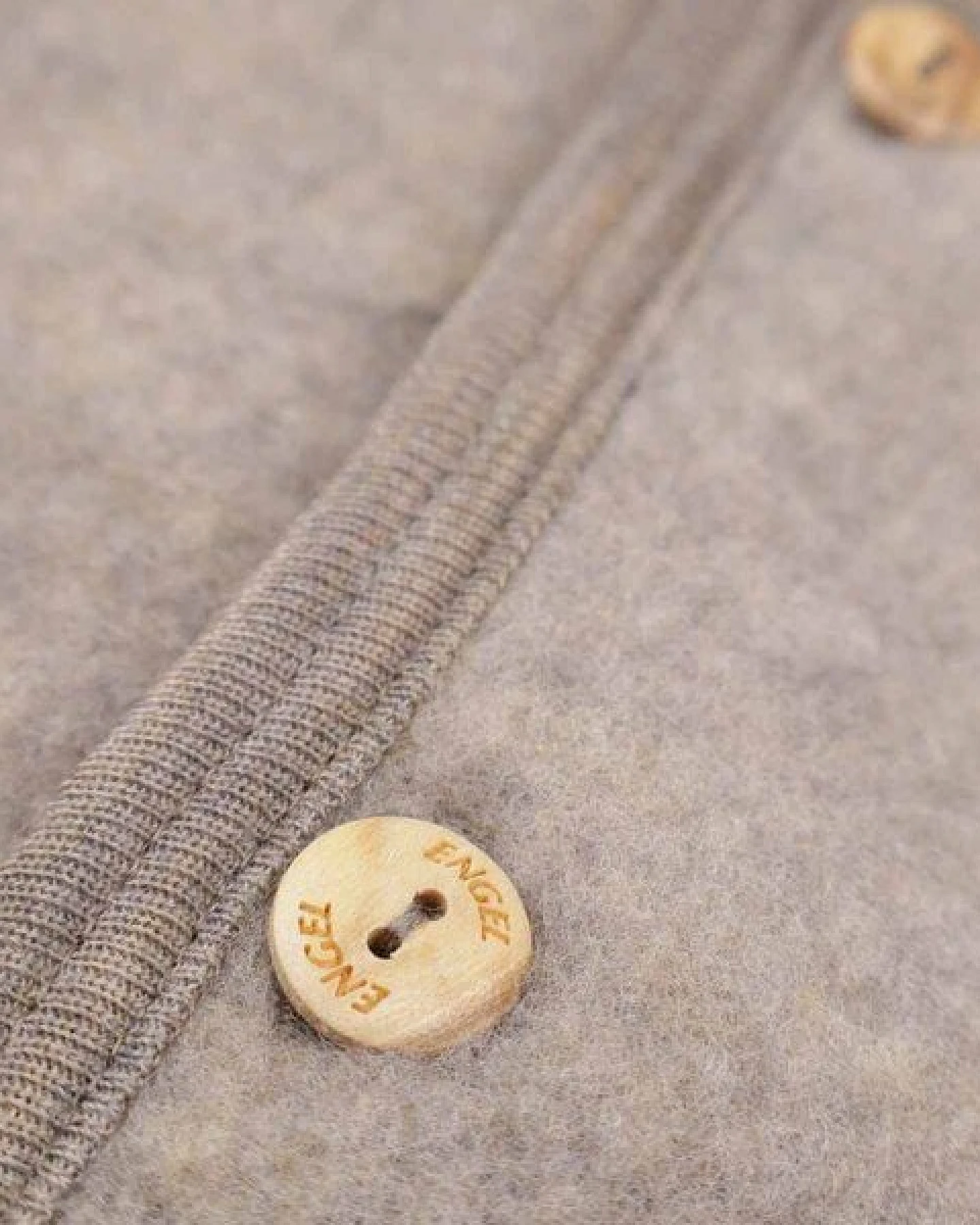 Engel natur Baby Overall mit Kapuze u. Holzknöpfen Schurwolle kbT – Ansicht 3