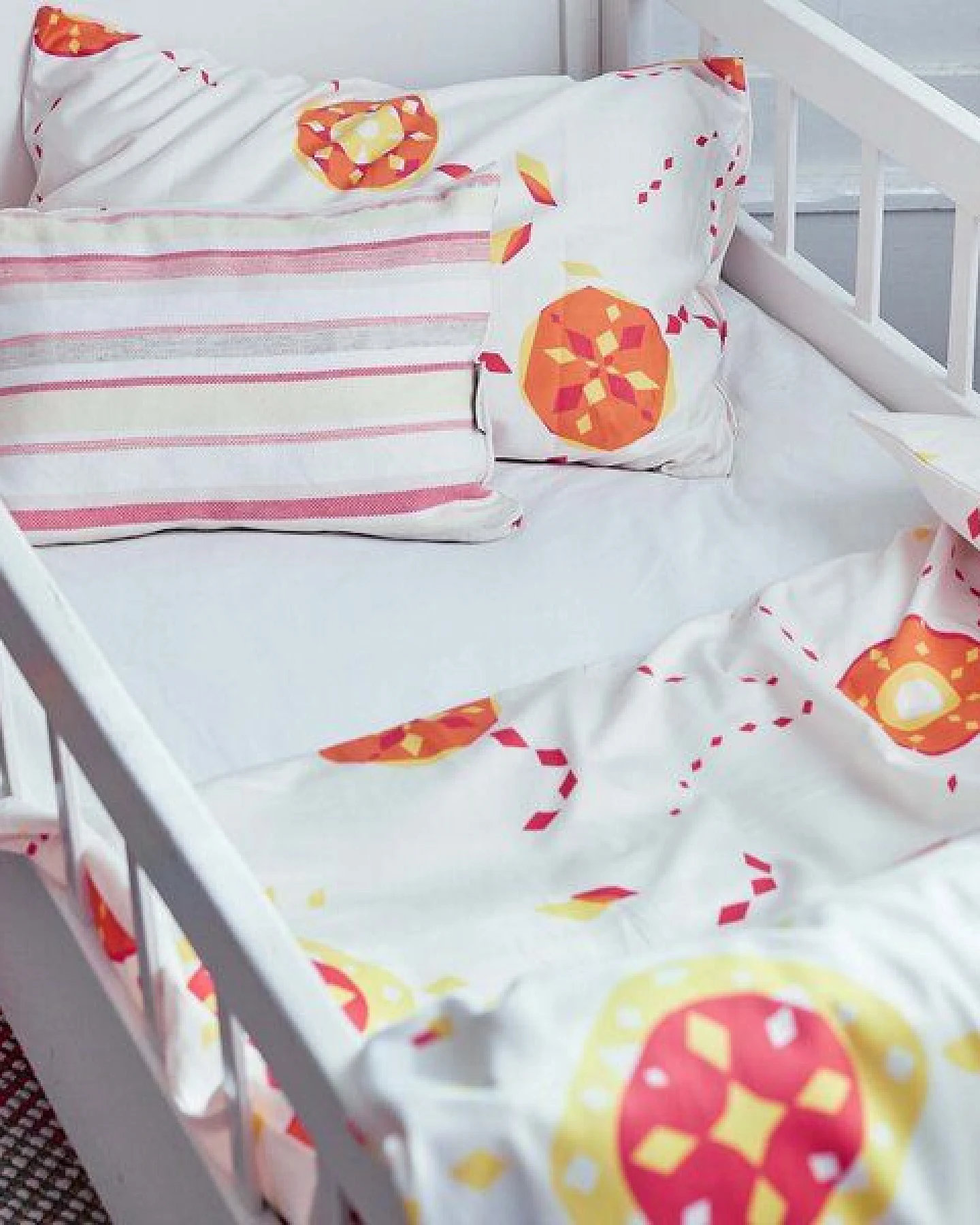 ingegerd Kinderbettwäsche starflower orange für Wiege und Kleinkinderbett – Ansicht 4