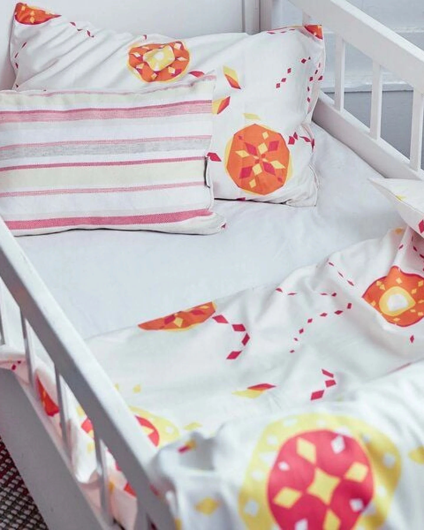 ingegerd Kinderbettwäsche starflower orange für Wiege und Kleinkinderbett – Ansicht 4