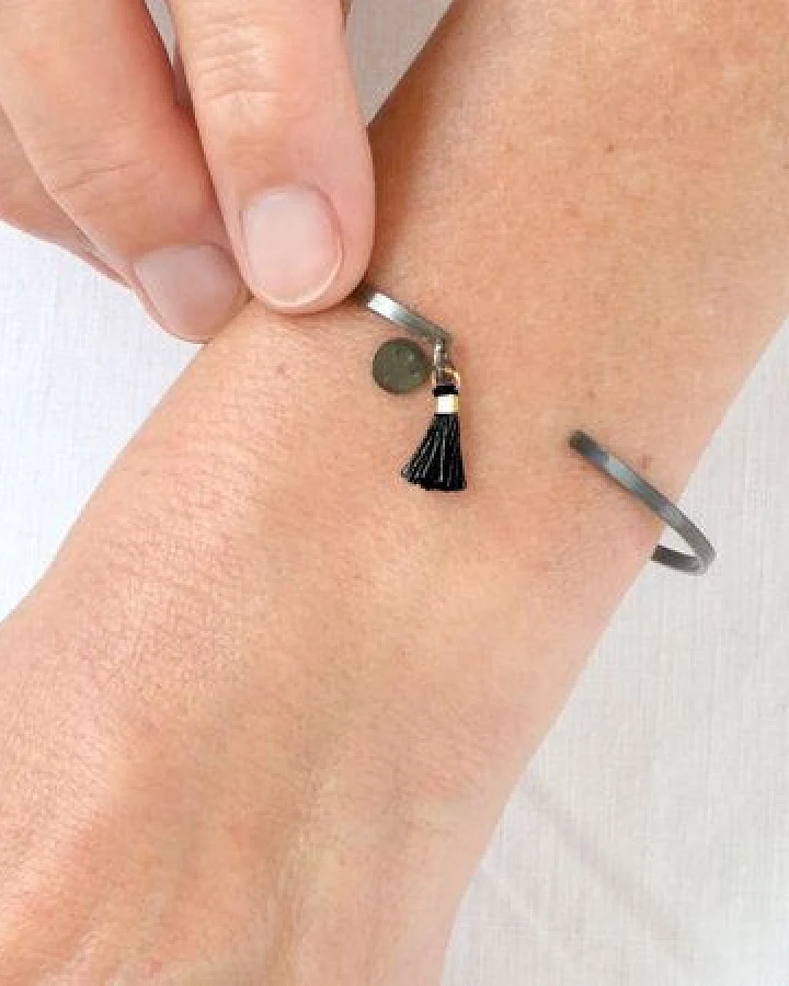 renna deluxe Armreif in Schwarz mit zwei Anhängern