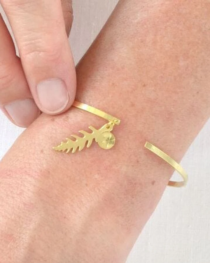 renna deluxe Armreif in Gold mit Farn Blatt