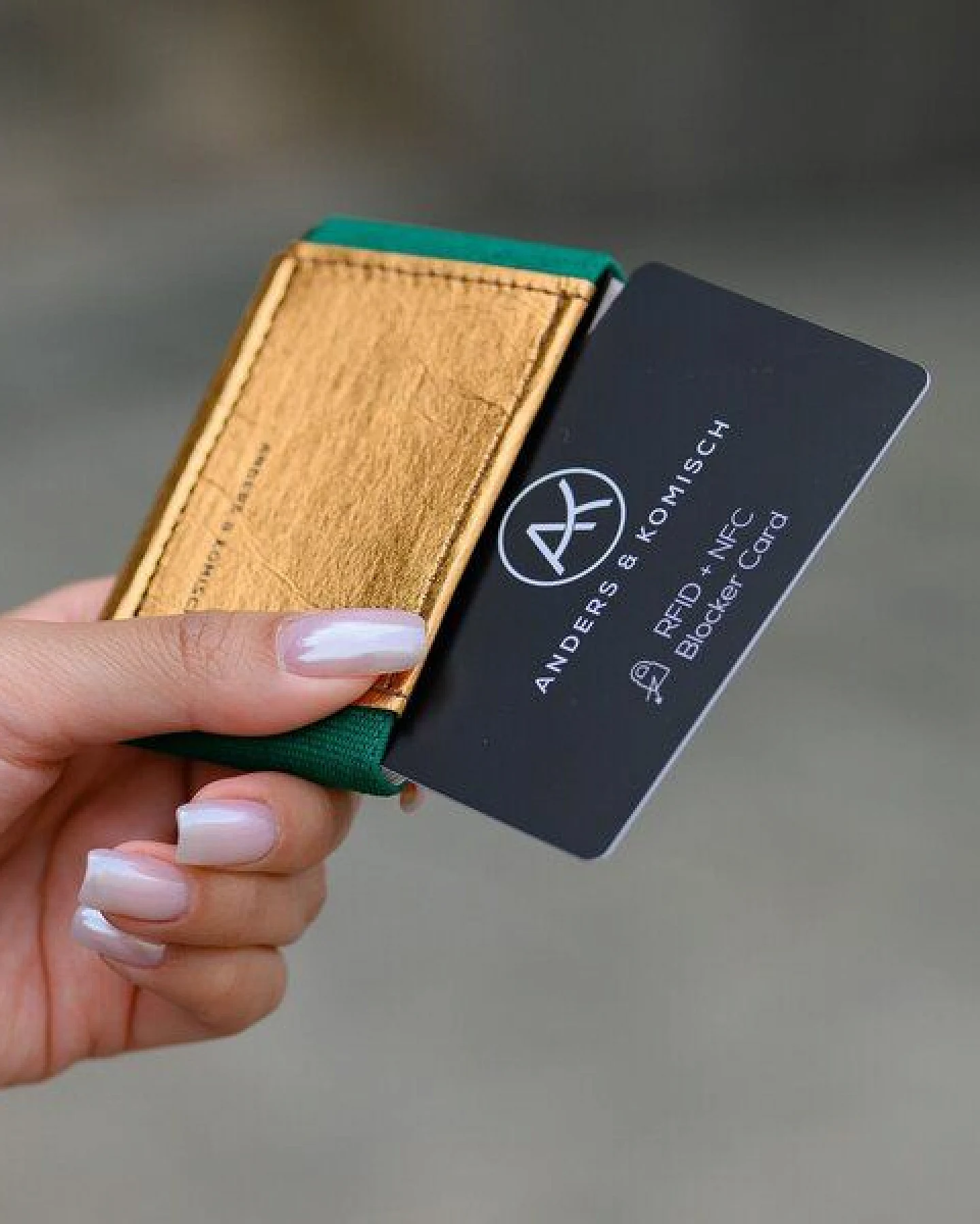 ANDERS & KOMISCH Kleines Portemonnaie Gold mit RFID Schutz - A&K MINI Slim Wallet – A&K MINI Bundle – Ansicht 2