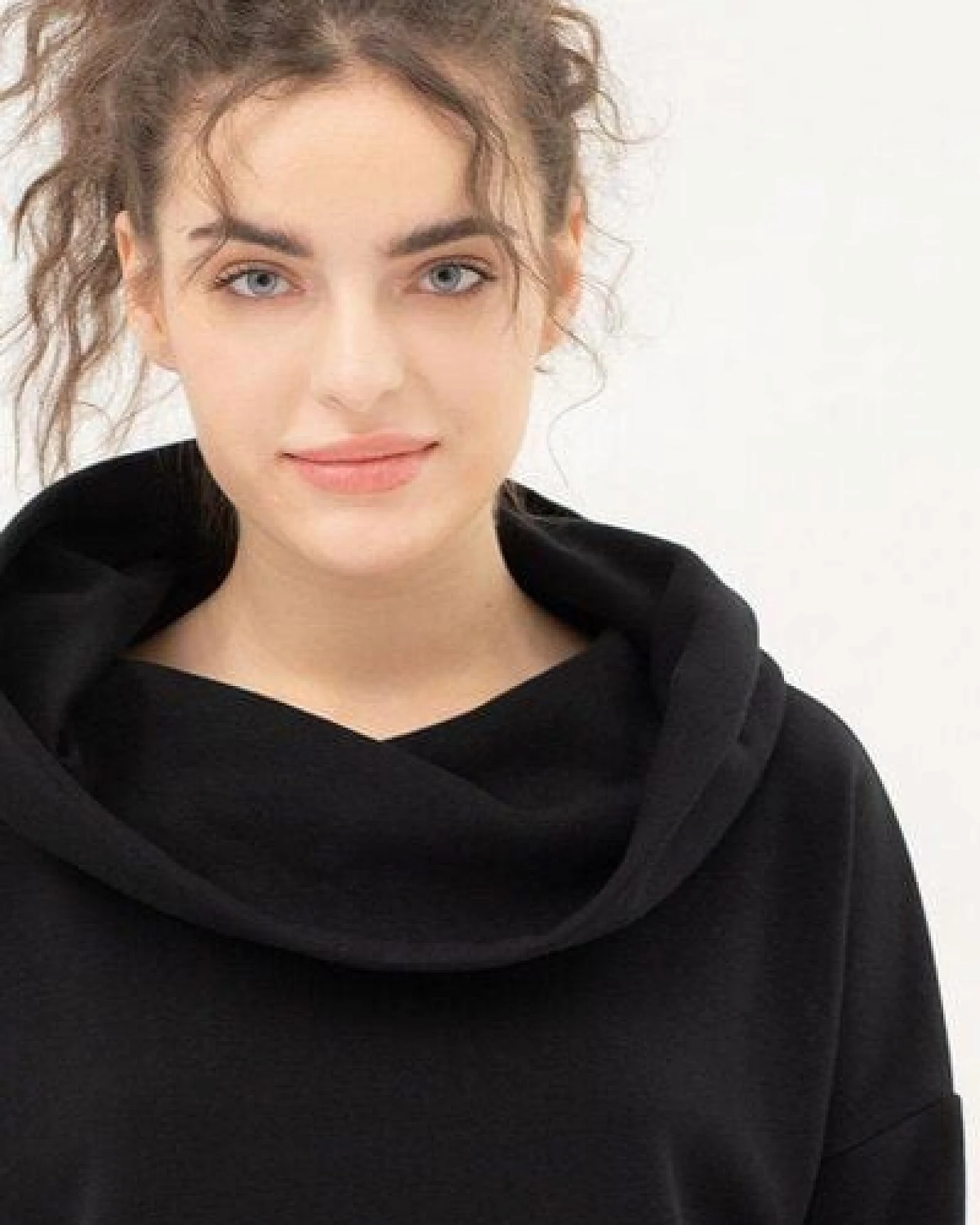 KOKOworld Hoodie Hug Me – Bio-Baumwolle – vielseitiger Pullover mit Kapuze & Rollkragen – warm, bequem & fair in der EU produziert – ideal für Alltag, Reisen & Homewear – Ansicht 4