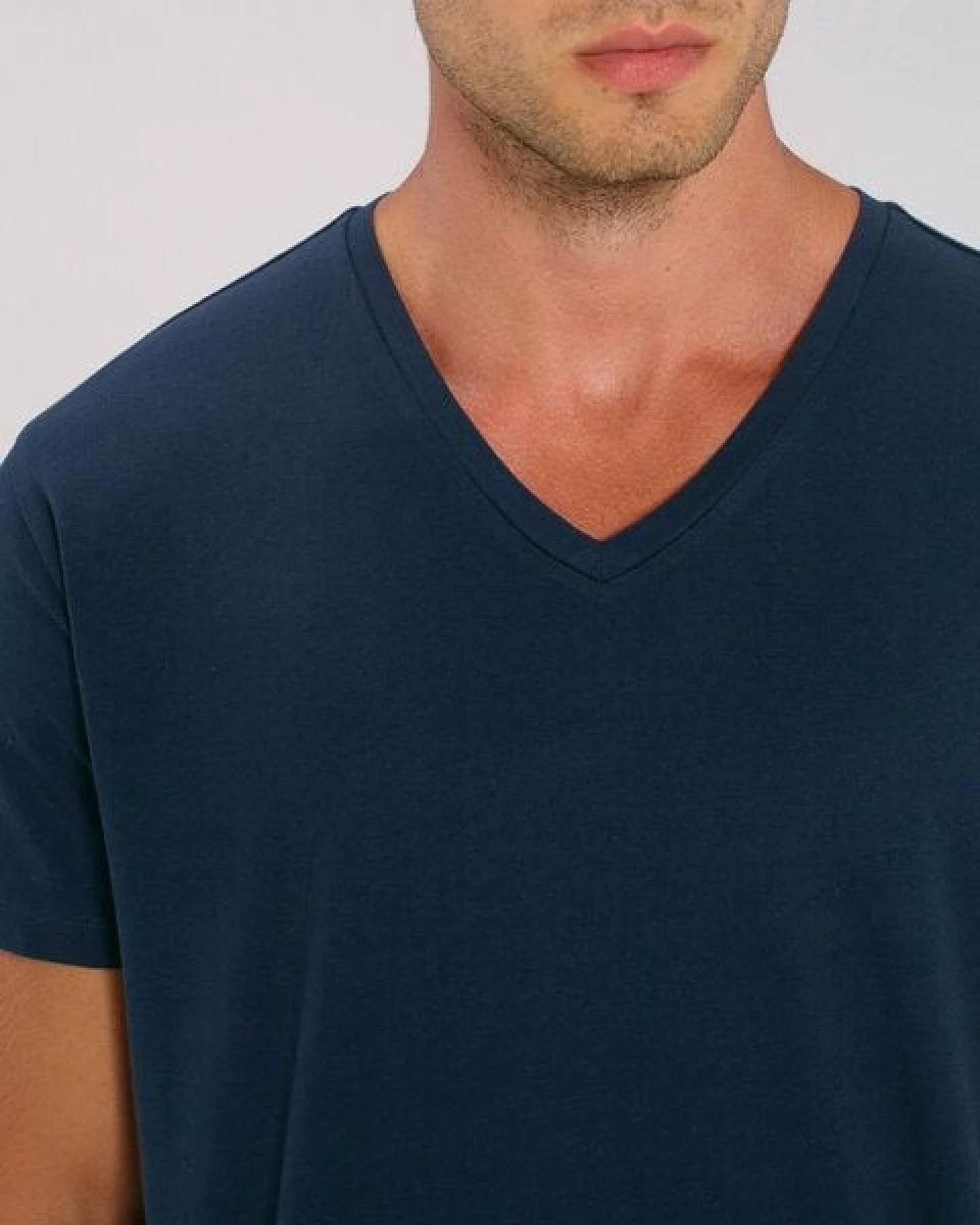 Human Family Bio Herren V-Neck T-Shirt "Geometric Questionmark" in 3 Farben – Ansicht 4