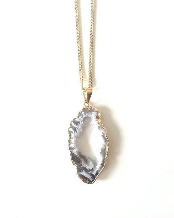 Crystal and Sage Ananda - vergoldete Halskette mit Achatscheibe mit Kristalldruse