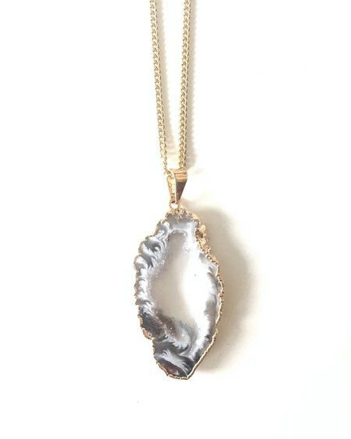 Crystal and Sage Ananda - vergoldete Halskette mit Achatscheibe mit Kristalldruse