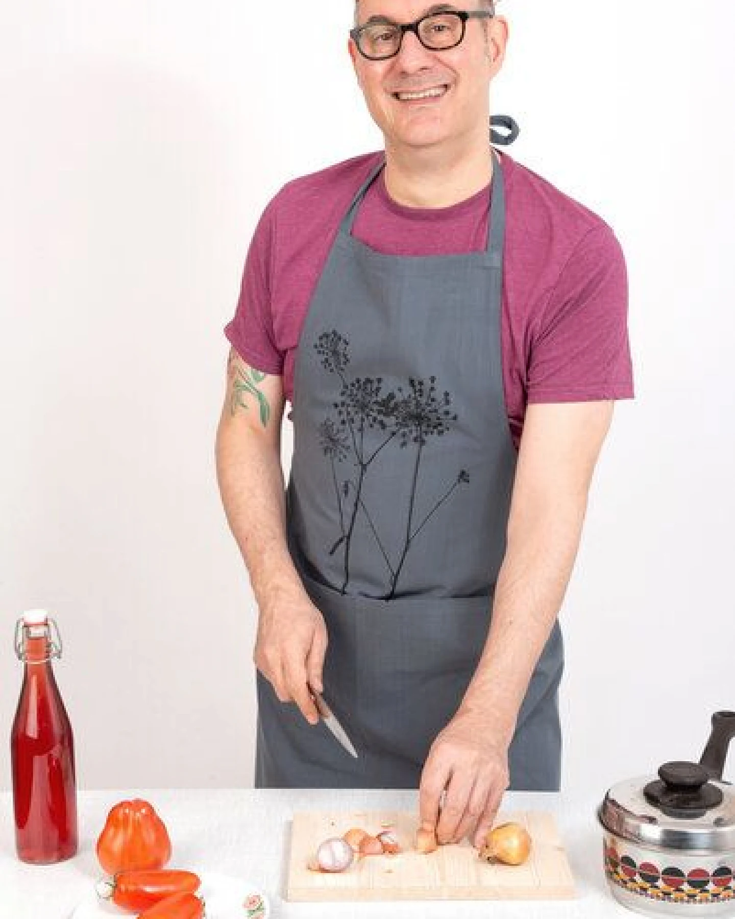 Hirschkind Handgewebte graue Fair-Trade & Bio-Kochschürze "Schierling" – Ansicht 4