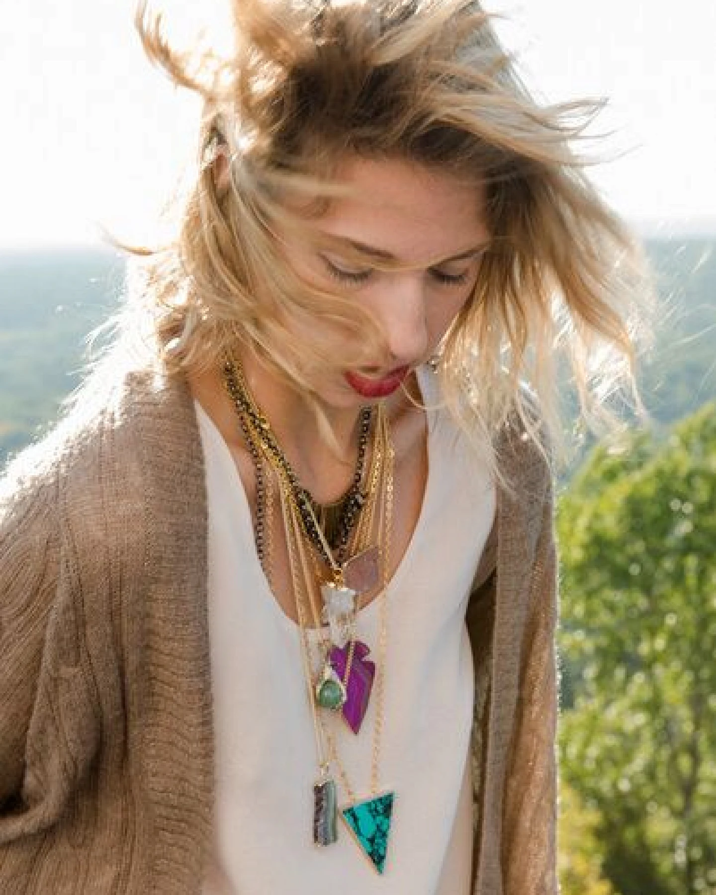 Crystal and Sage Bergkristall Halskette mit Kristalldruse vergoldet und versilbert – Ansicht 3