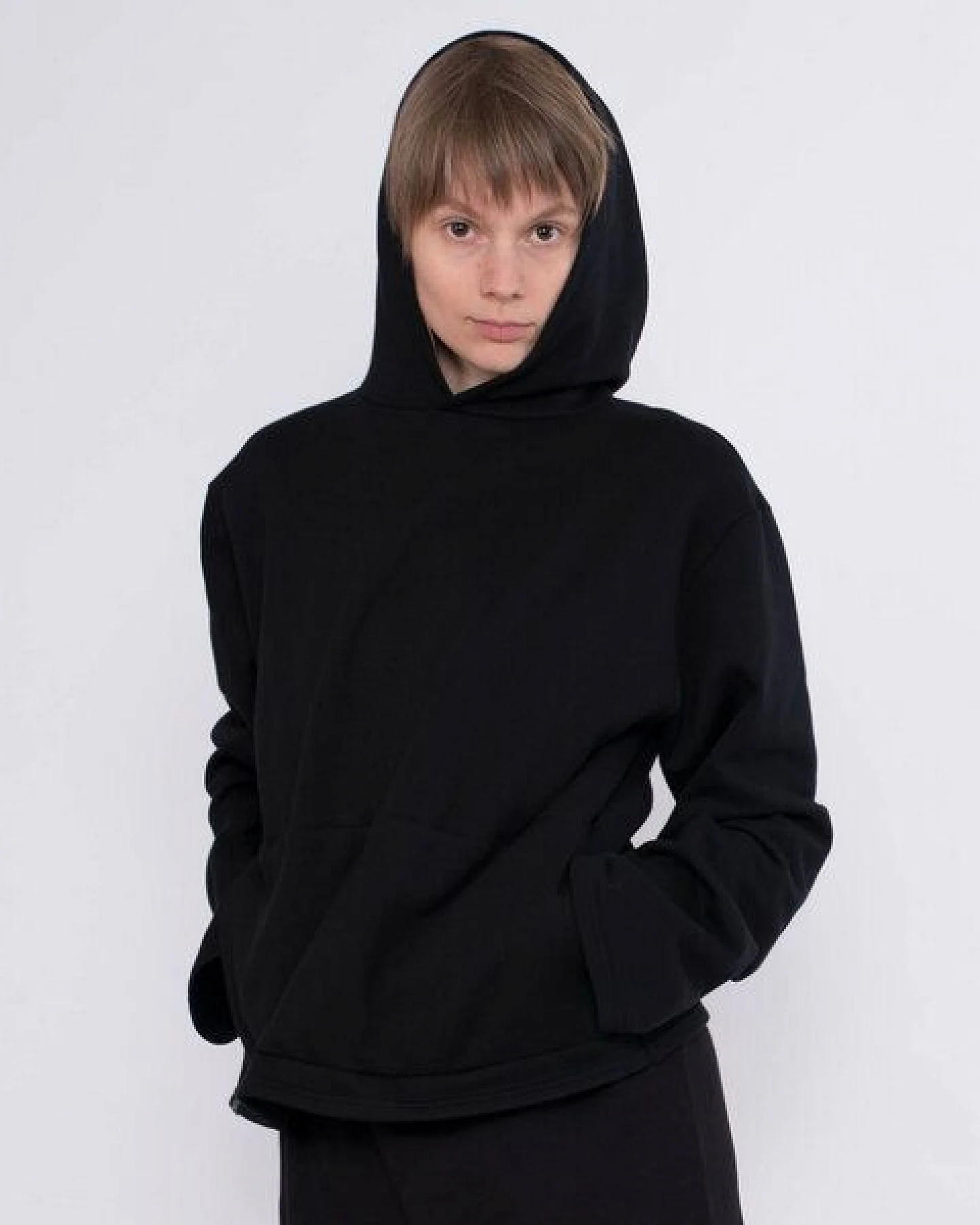 KOLO Berlin Hoodie Bun aus Bio-Baumwolle - schwarz - unisex – Ansicht 2