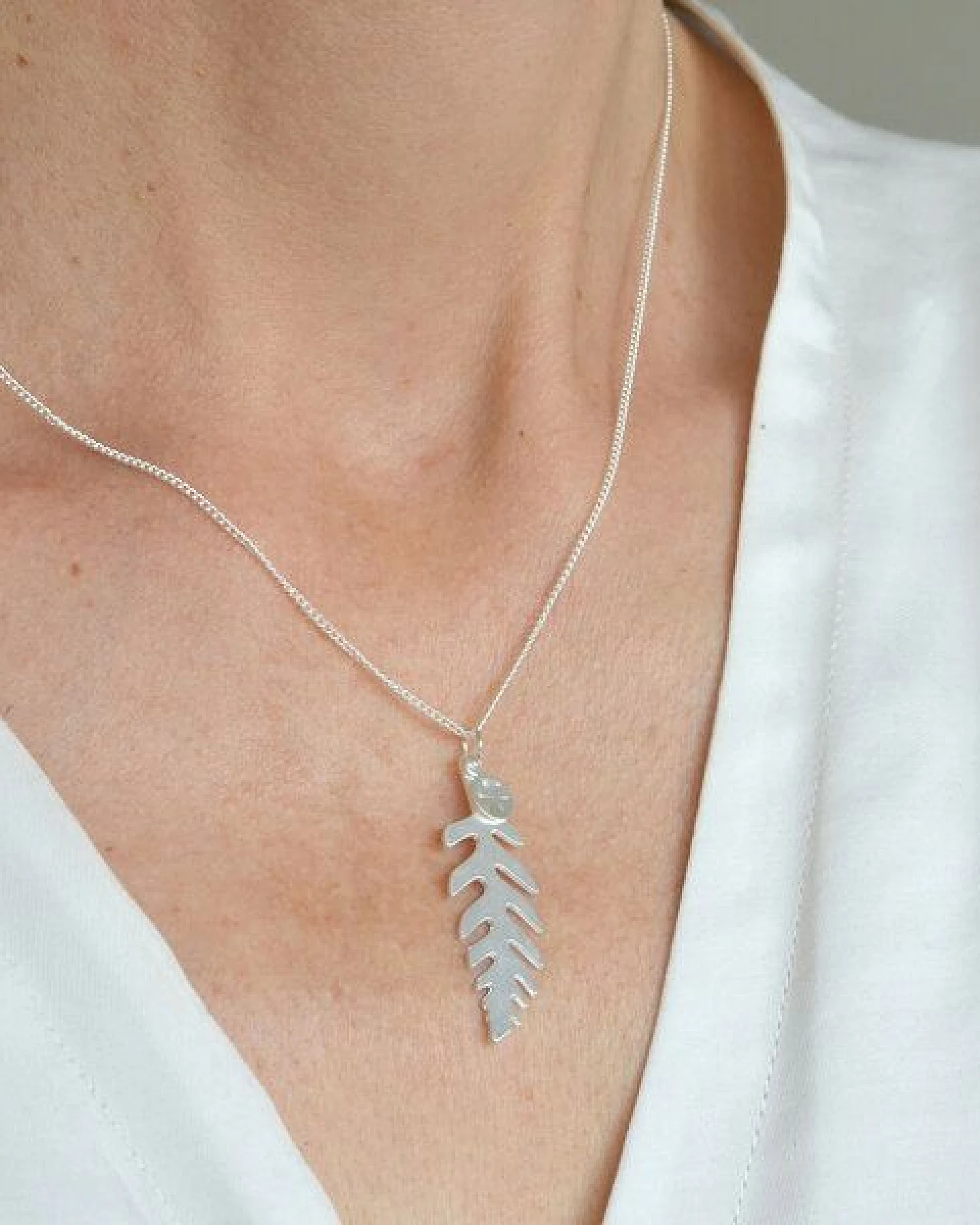 renna deluxe Edelfarn – kurze Kette mit Farnblatt in Silber – Ansicht 3