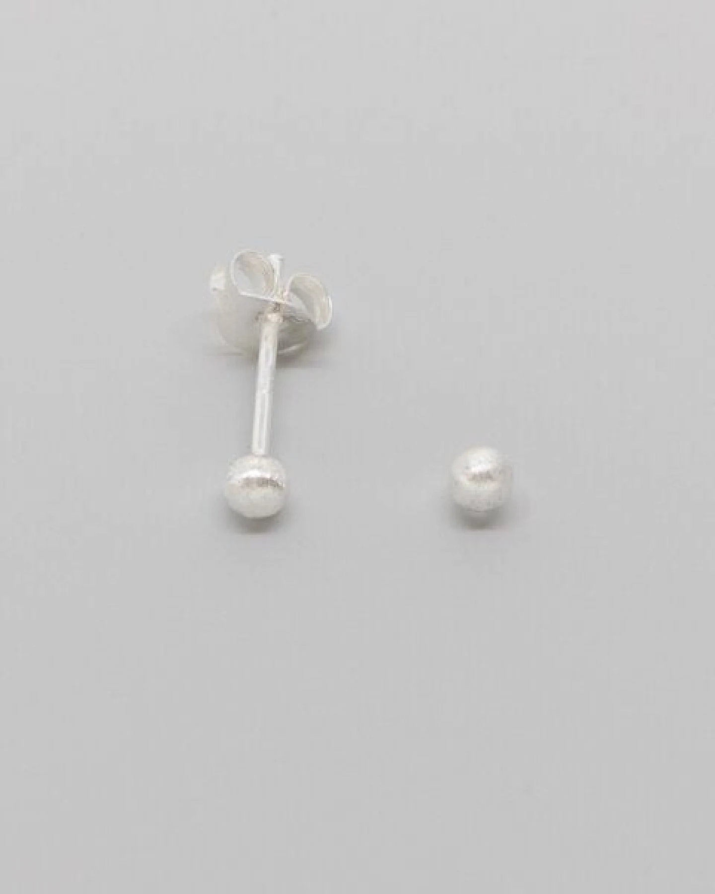 fejn jewelry Ohrstecker 'satin ball' – Ansicht 3