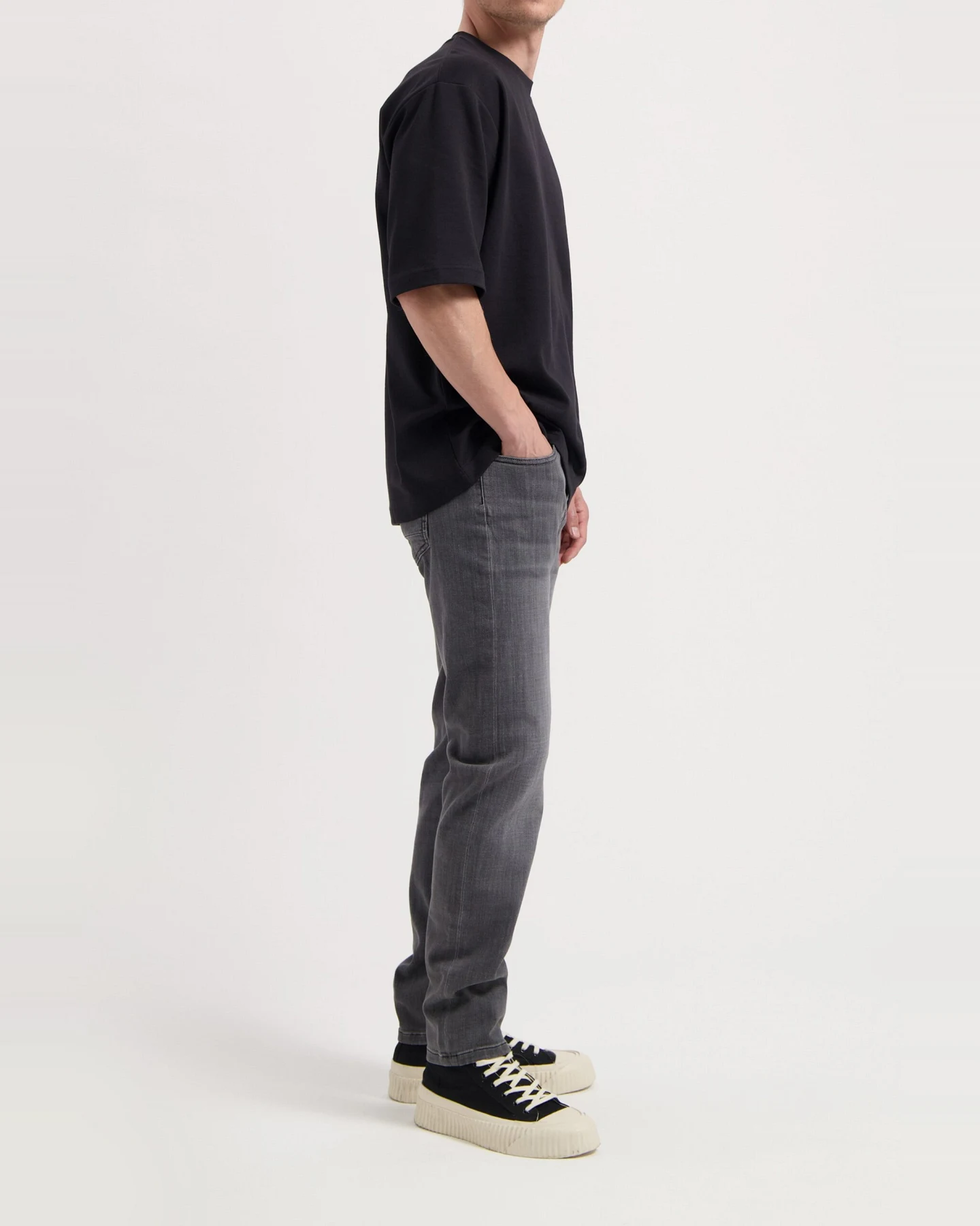 MUD Jeans Herren vegan Jeans Mid Slim Rick Authentic Schwarz – Ansicht 2