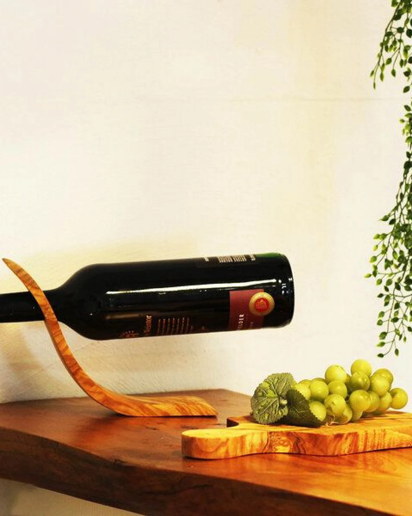 Mitienda Shop Wein-Käse-Set, Weinflaschenhalter und Schneidebrett aus Olivenholz – Ansicht 2
