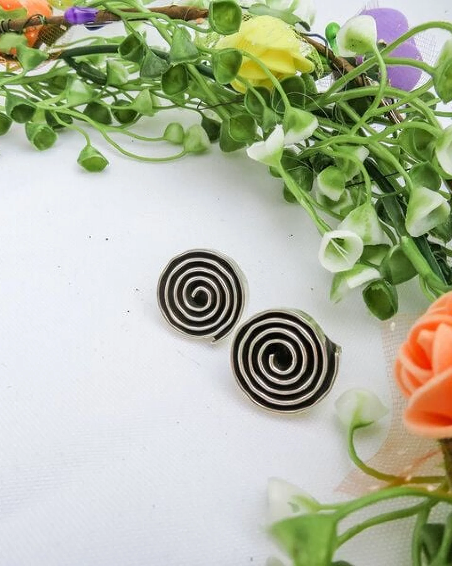 pakilia Silber Ohrringe Labyrinth rund Fair-Trade und handmade – Ansicht 2