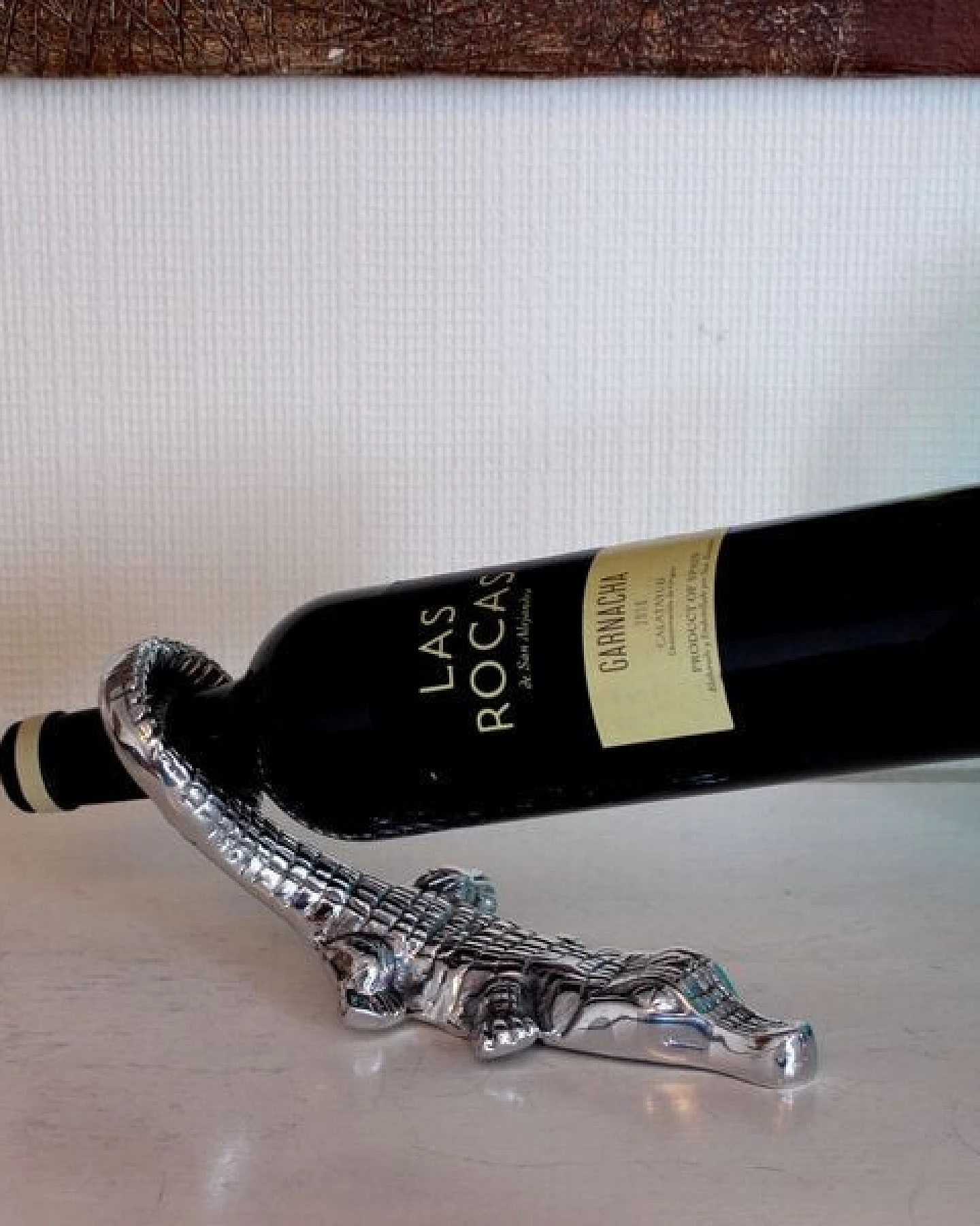 Mitienda Shop Weinflaschenhalter aus Zinn "Krokodil" – Ansicht 3