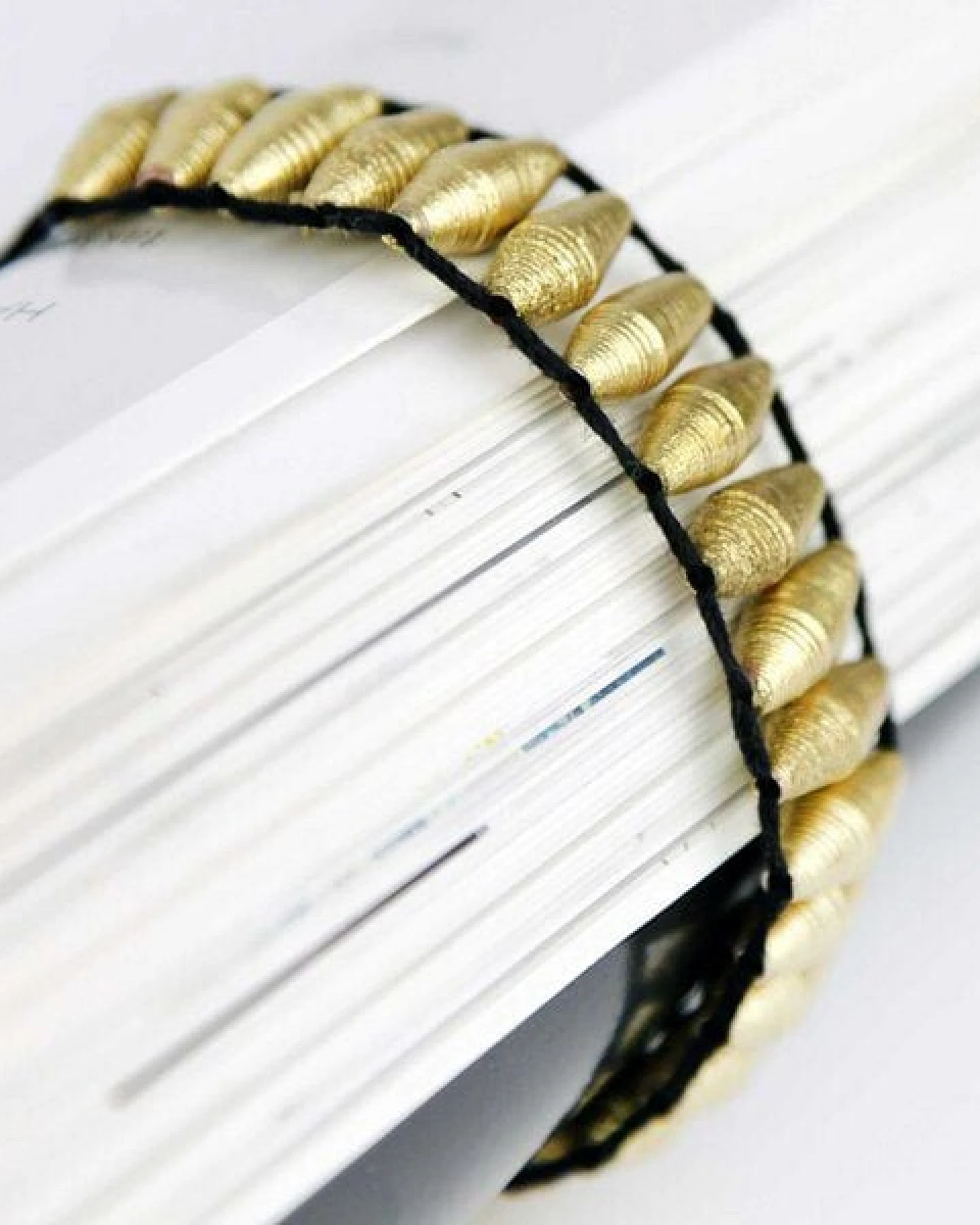 Mitienda Shop Upcycling Armband aus goldenen Papierperlen – Ansicht 4