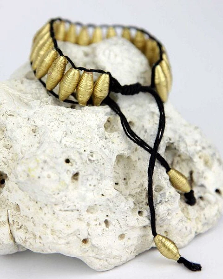 Mitienda Shop Upcycling Armband aus goldenen Papierperlen