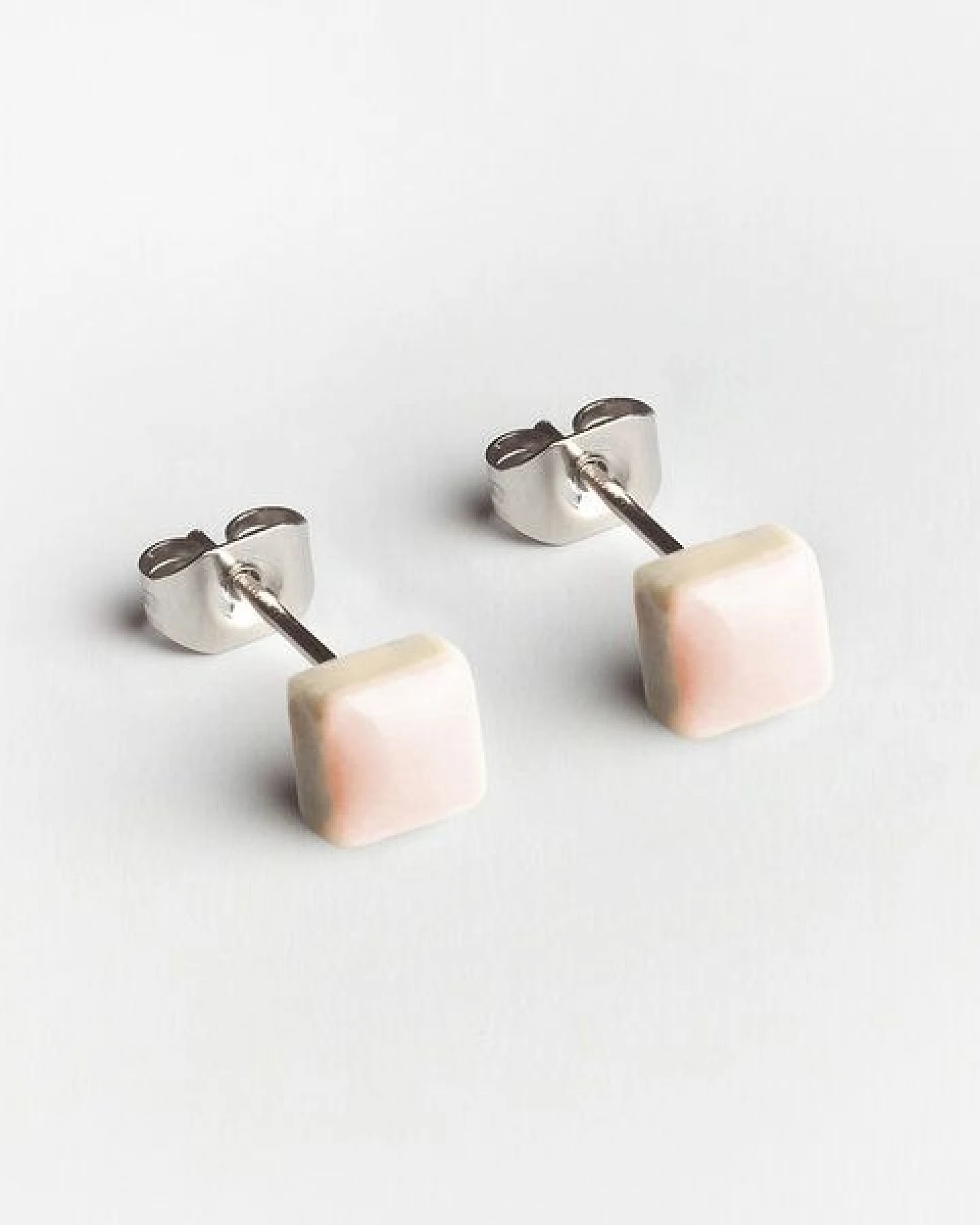 ALEXASCHA Minimalistische Keramik Ohrstecker, mini – Ansicht 2