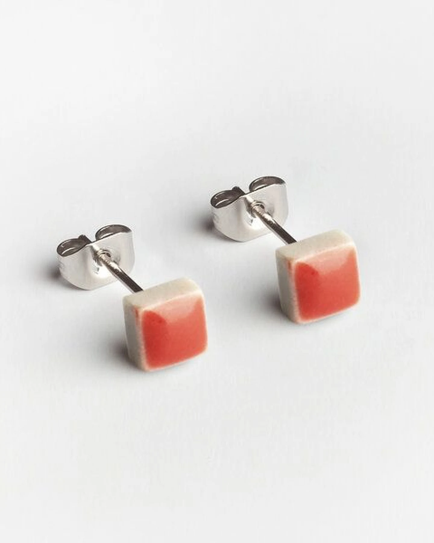 ALEXASCHA Minimalistische Keramik Ohrstecker, mini – Ansicht 2