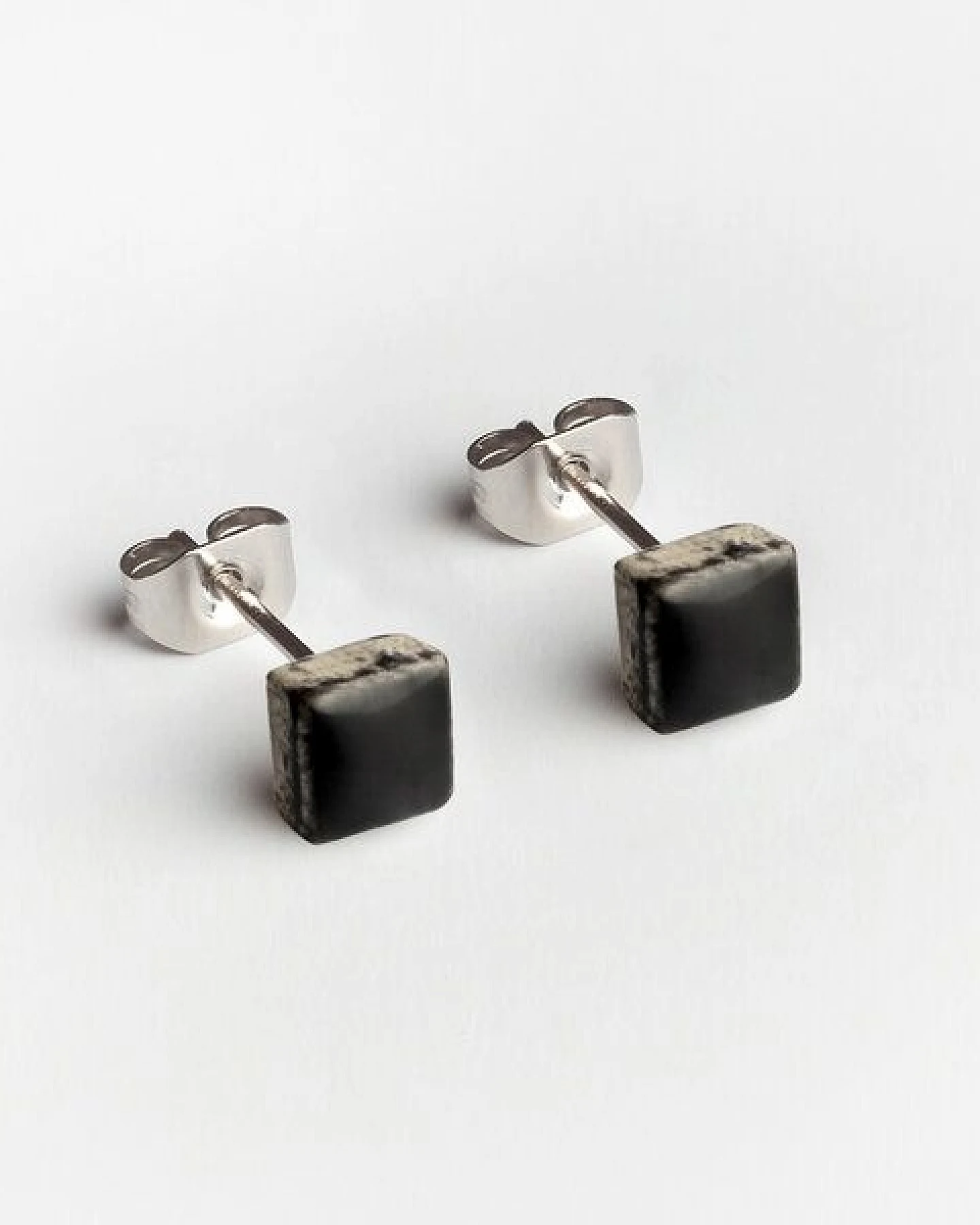 ALEXASCHA Minimalistische Keramik Ohrstecker, mini – Ansicht 2