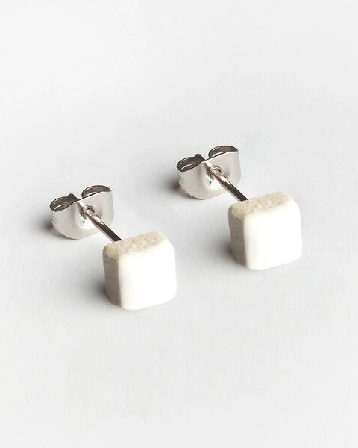ALEXASCHA Minimalistische Keramik Ohrstecker, mini – Ansicht 2