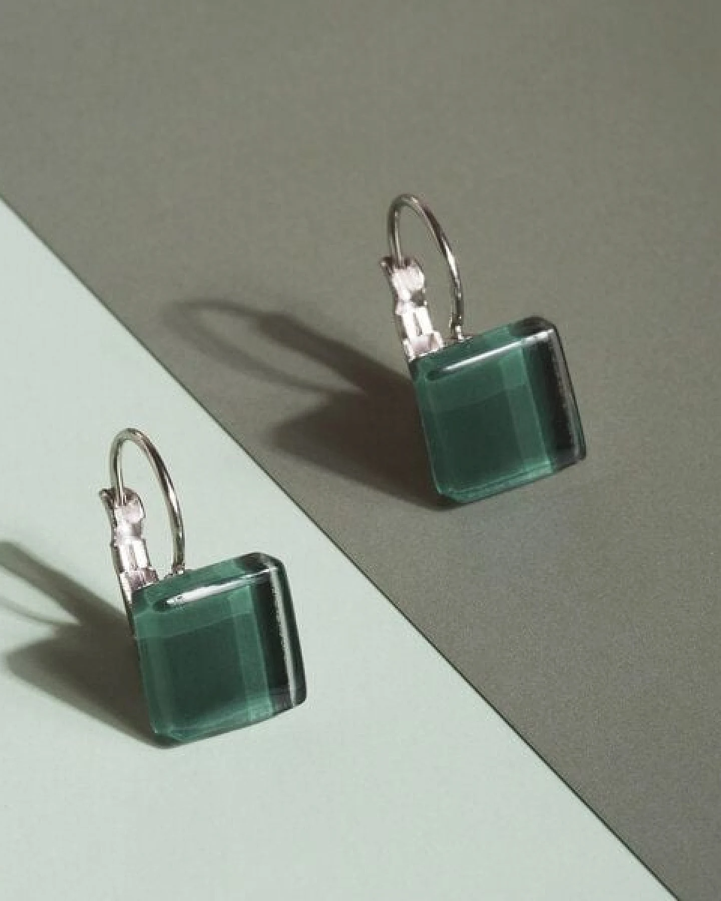 ALEXASCHA Geometrische Ohrringe hängend aus Glas – Ansicht 2