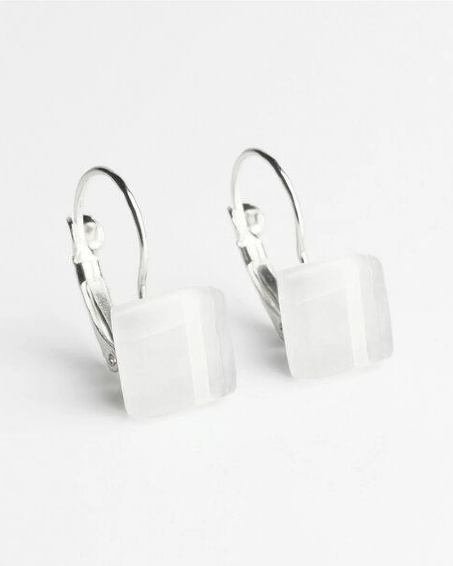 ALEXASCHA Geometrische Ohrringe hängend aus Glas – Ansicht 2