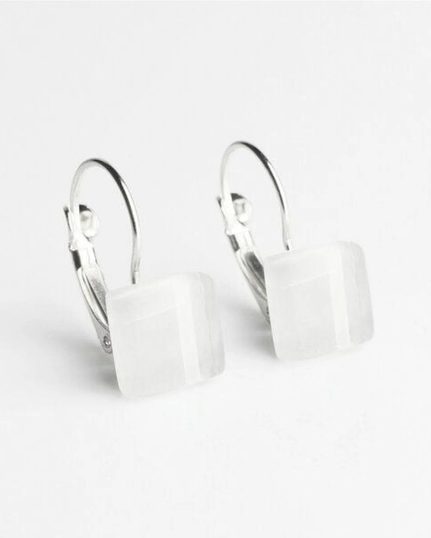 ALEXASCHA Geometrische Ohrringe hängend aus Glas – Ansicht 2