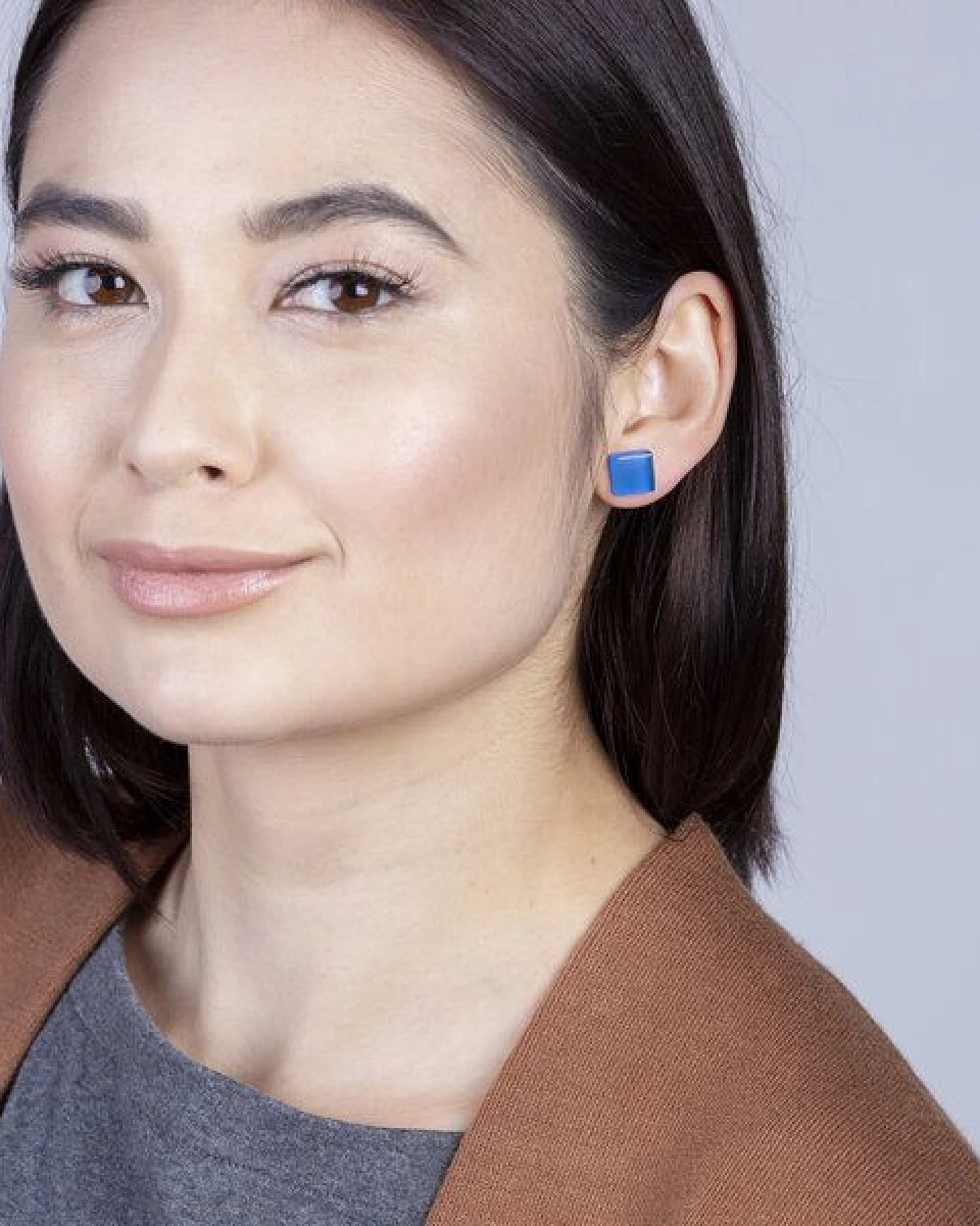 ALEXASCHA Minimalistische Ohrstecker, klein, aus Glas – Ansicht 2