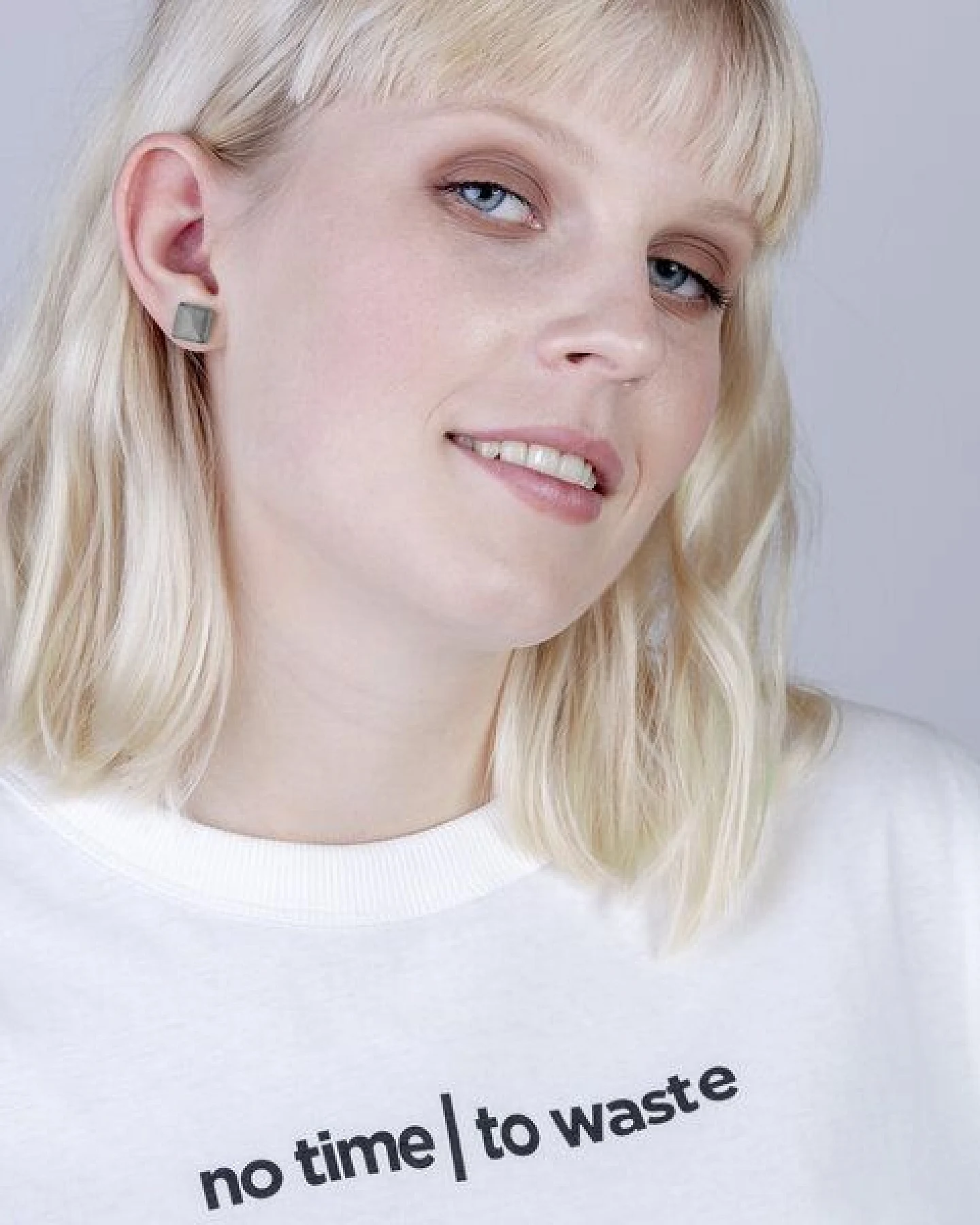 ALEXASCHA Minimalistische Ohrstecker, klein, aus Glas – Ansicht 2