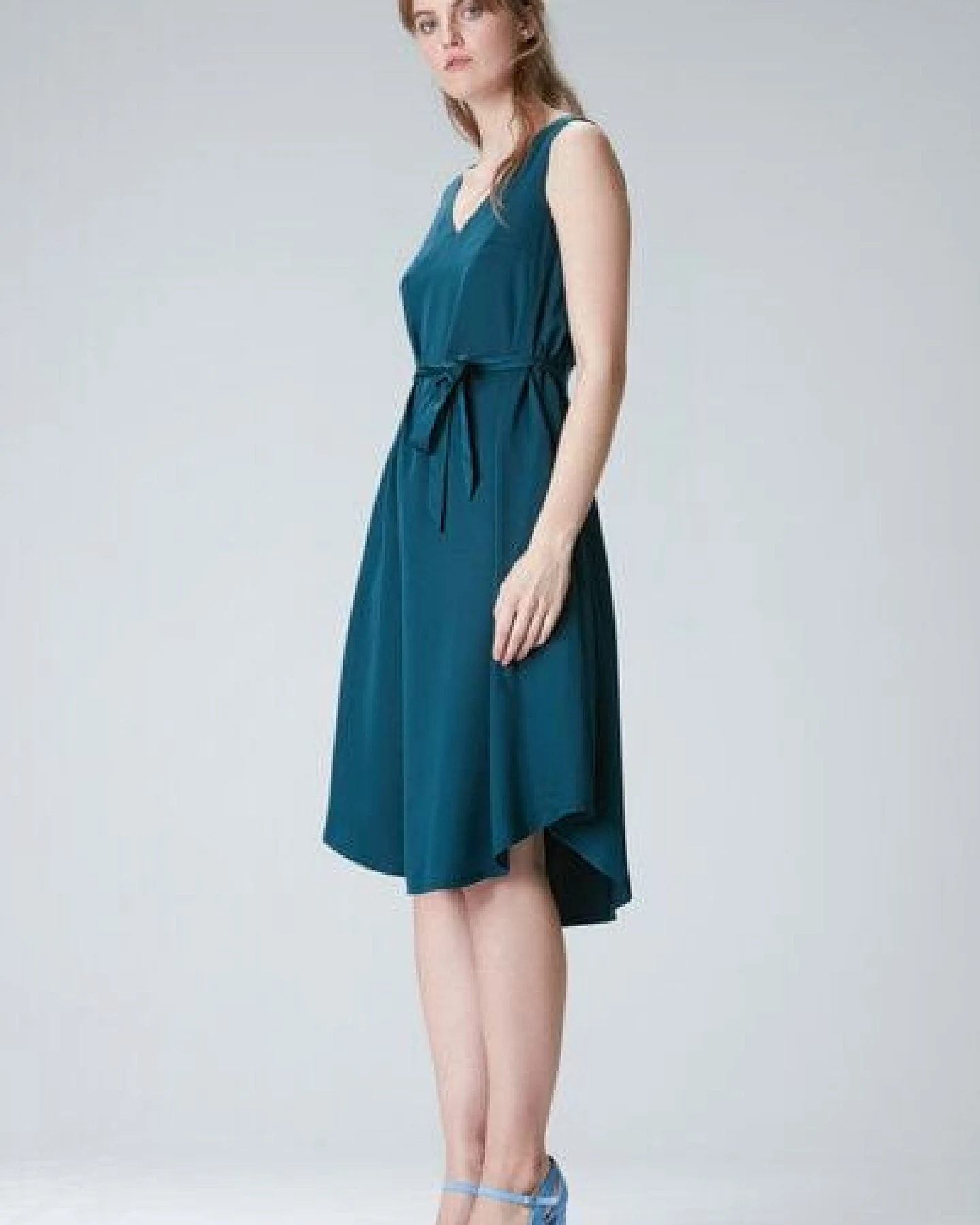 Studio Hertzberg Seidiges Tencelkleid mit V-Ausschnitt "Lau-raa" – Ansicht 3