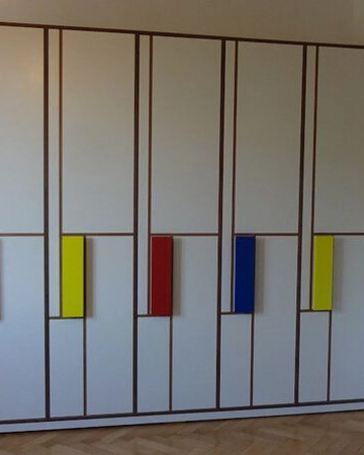 purista Schrank Piet mit bunten Griffen
