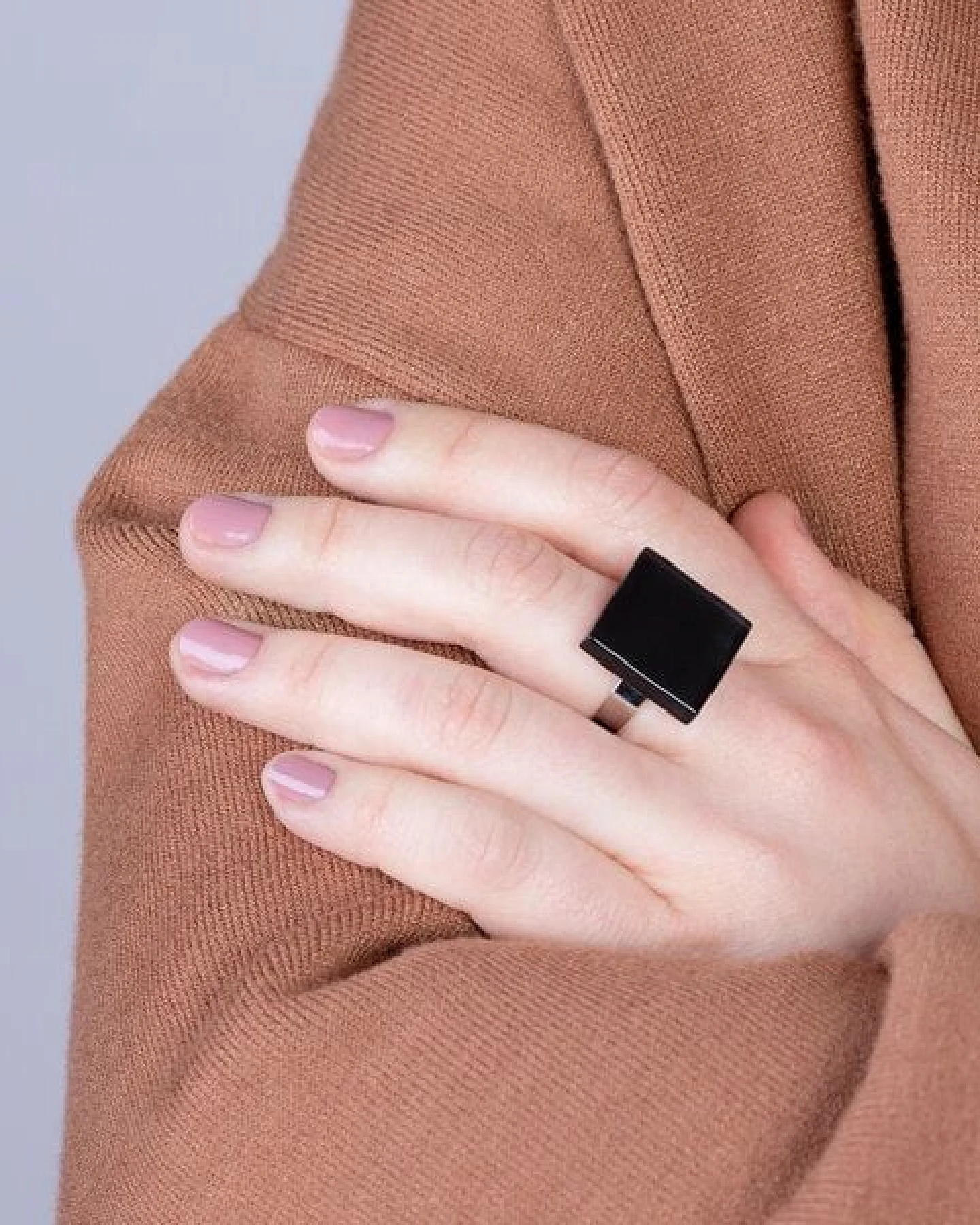 ALEXASCHA Geometrischer Statement Ring aus Glas – Ansicht 3