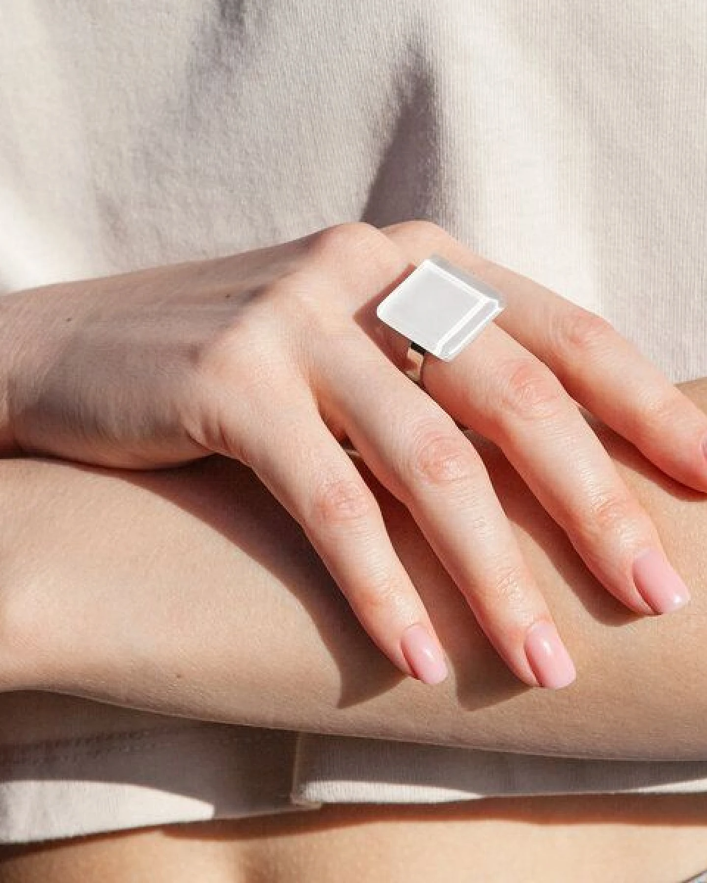 ALEXASCHA Geometrischer Statement Ring aus Glas – Ansicht 2