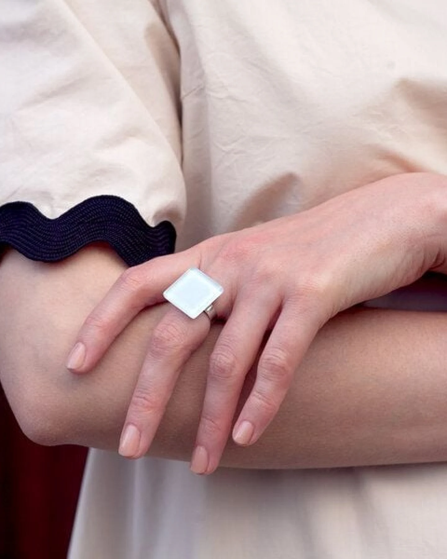ALEXASCHA Geometrischer Statement Ring aus Glas – Ansicht 3