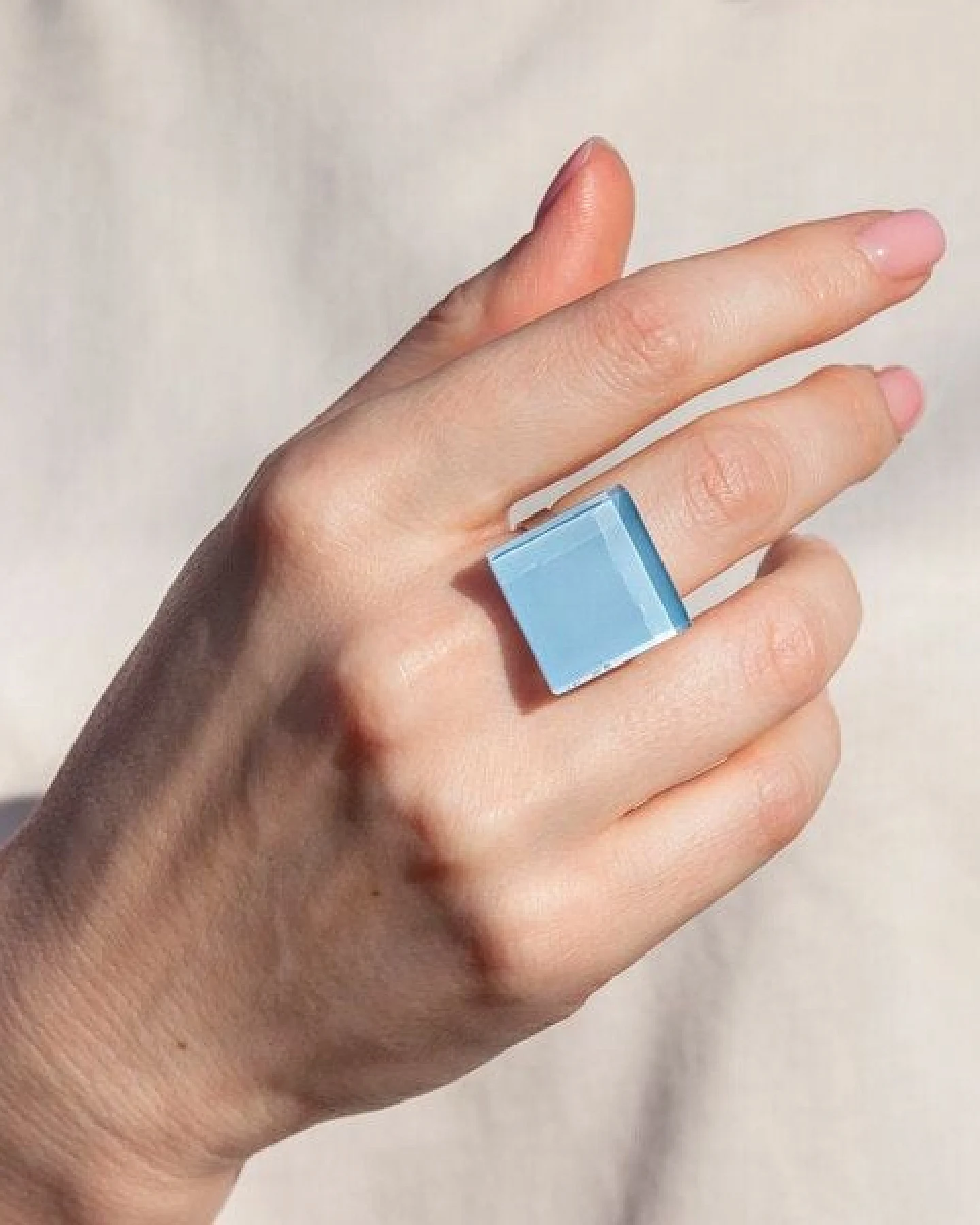 ALEXASCHA Geometrischer Statement Ring aus Glas – Ansicht 2