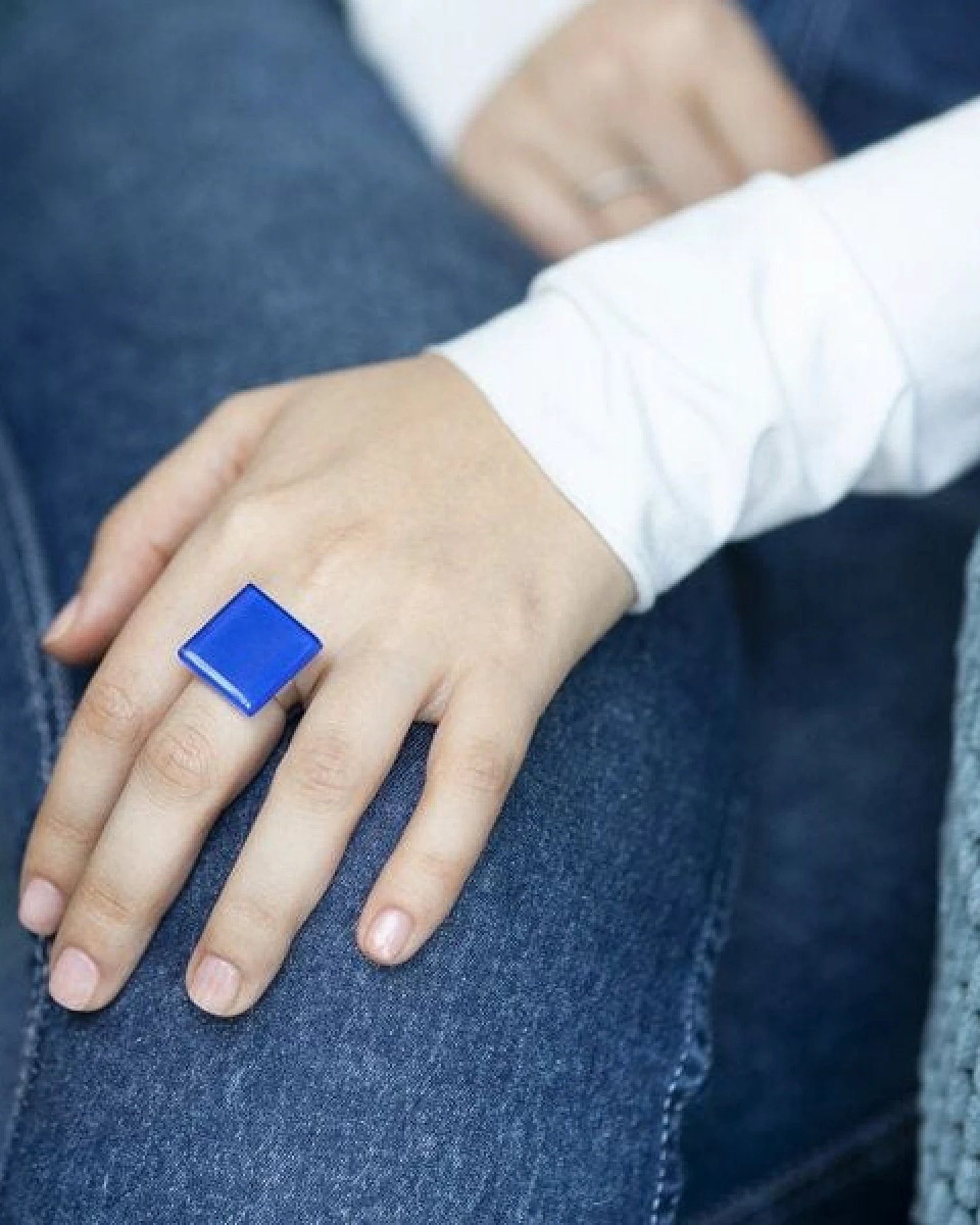 ALEXASCHA Geometrischer Statement Ring aus Glas – Ansicht 3