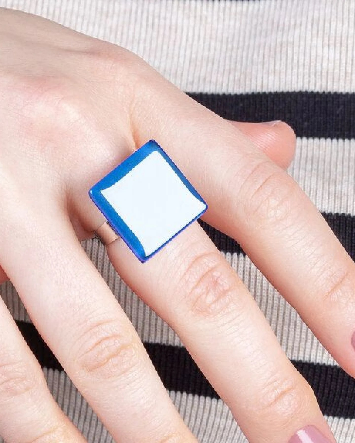 ALEXASCHA Geometrischer Statement Ring aus Glas – Ansicht 3
