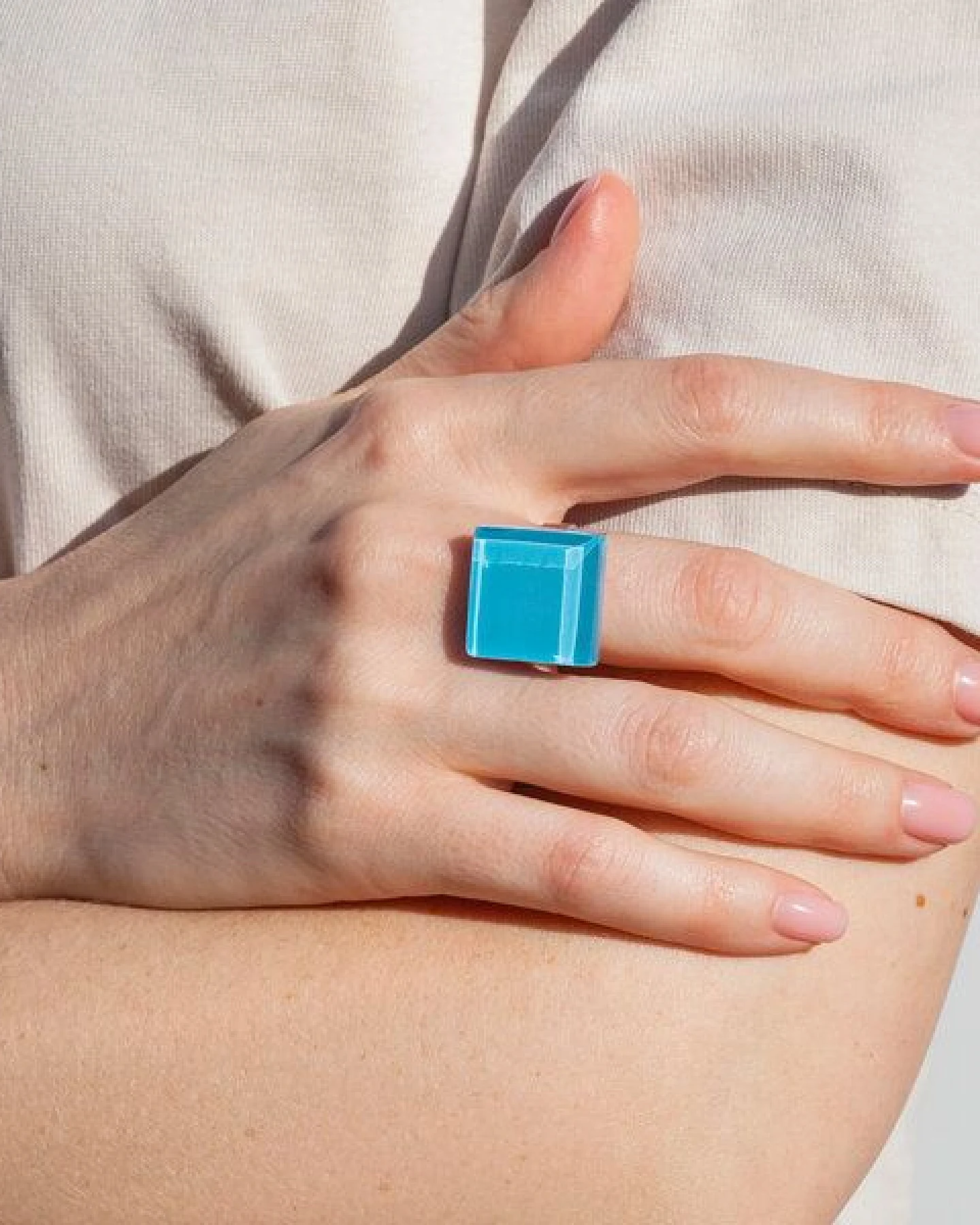 ALEXASCHA Geometrischer Statement Ring aus Glas – Ansicht 2