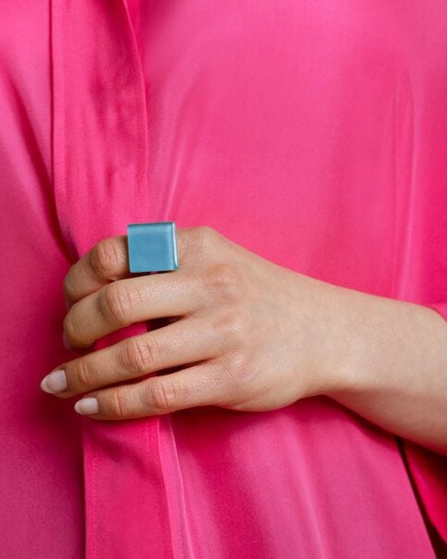 ALEXASCHA Geometrischer Statement Ring aus Glas – Ansicht 3